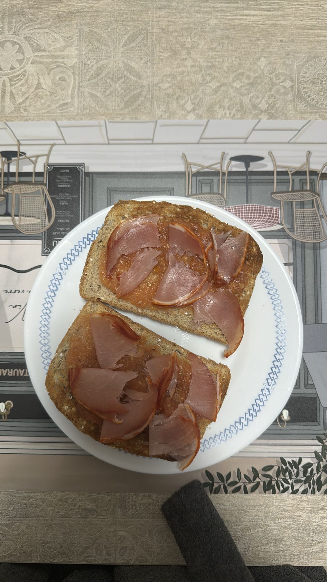 Tostadas con lomo y tomate triturado