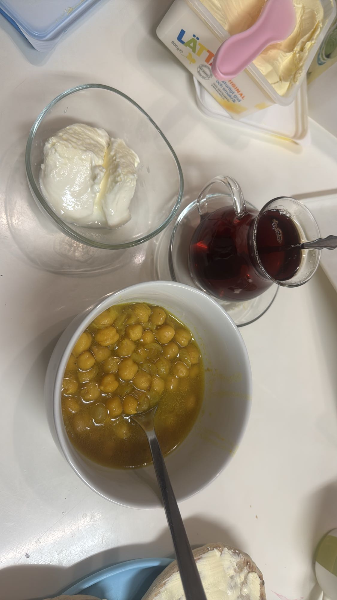 Kikärtsgryta med yoghurt och te