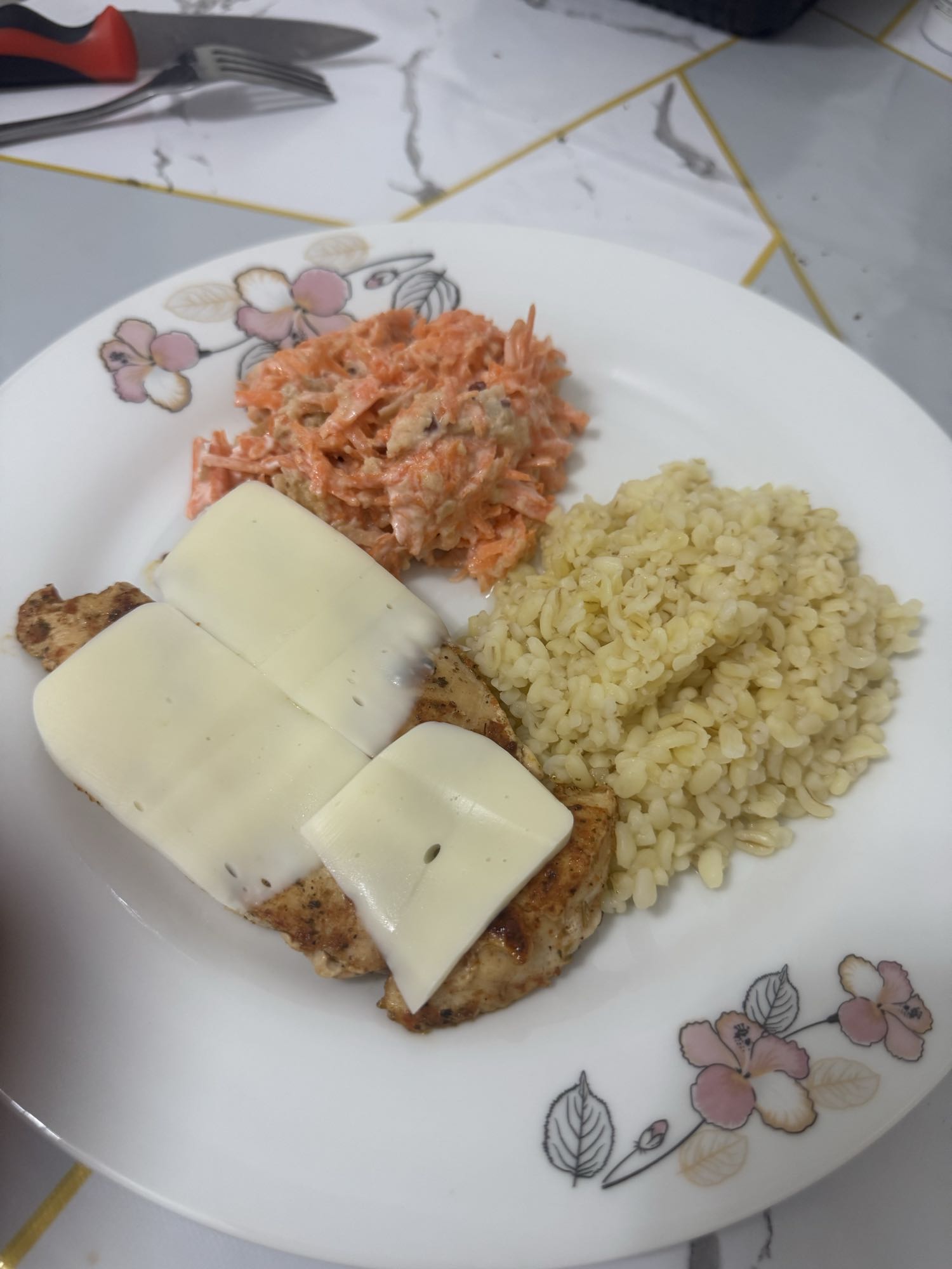 курица с булгуром и салатом