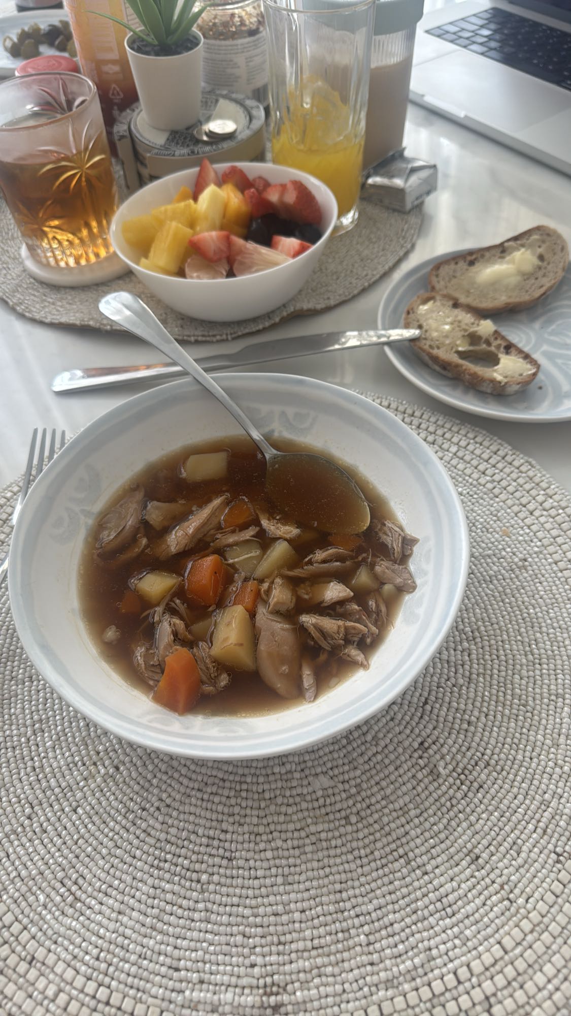 Kipstoofpot met fruit en brood