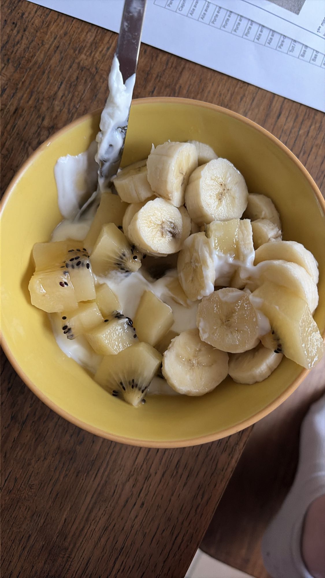 Yaourt, banane et kiwi