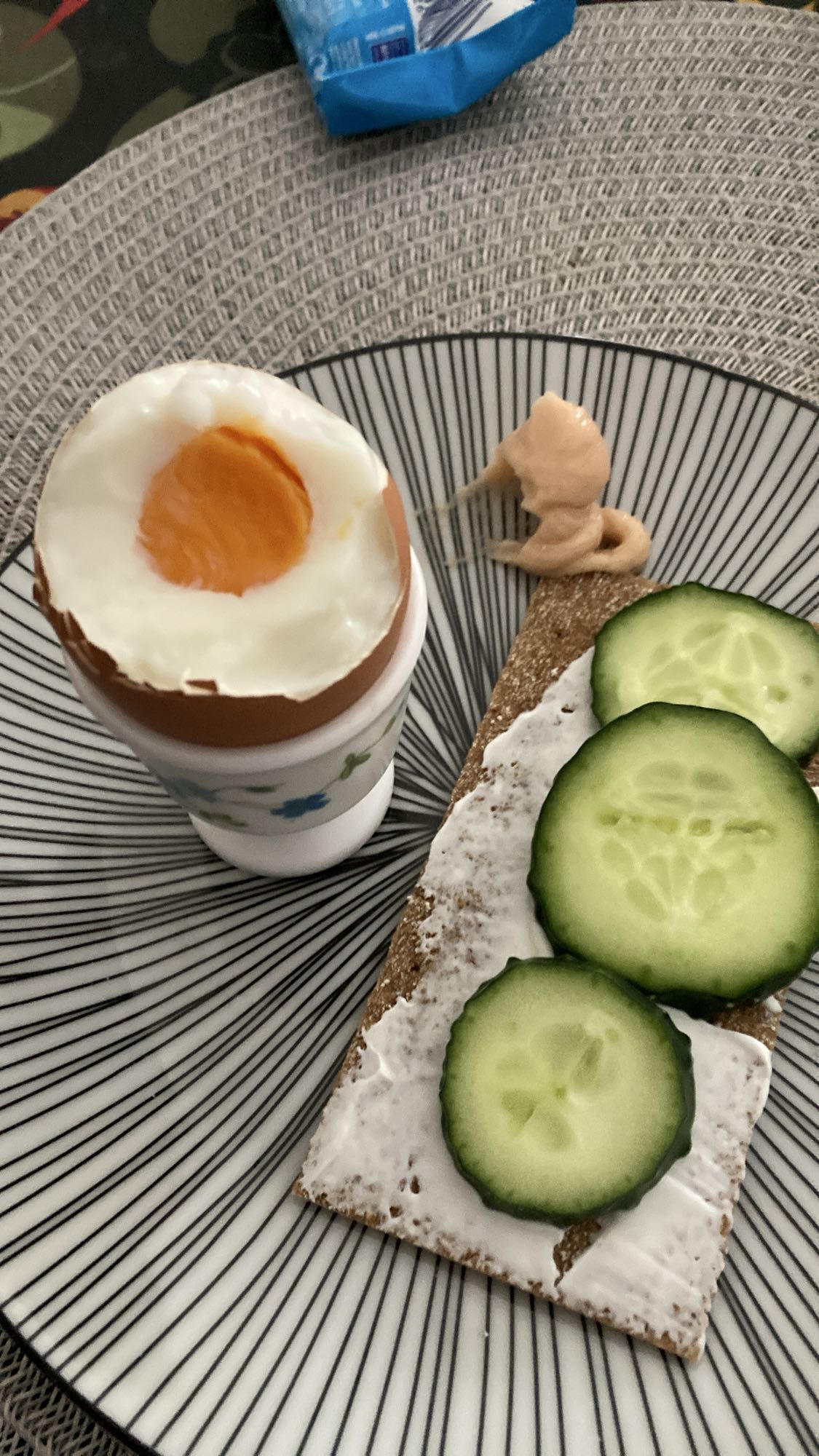 Ägg och knäckebröd frukost