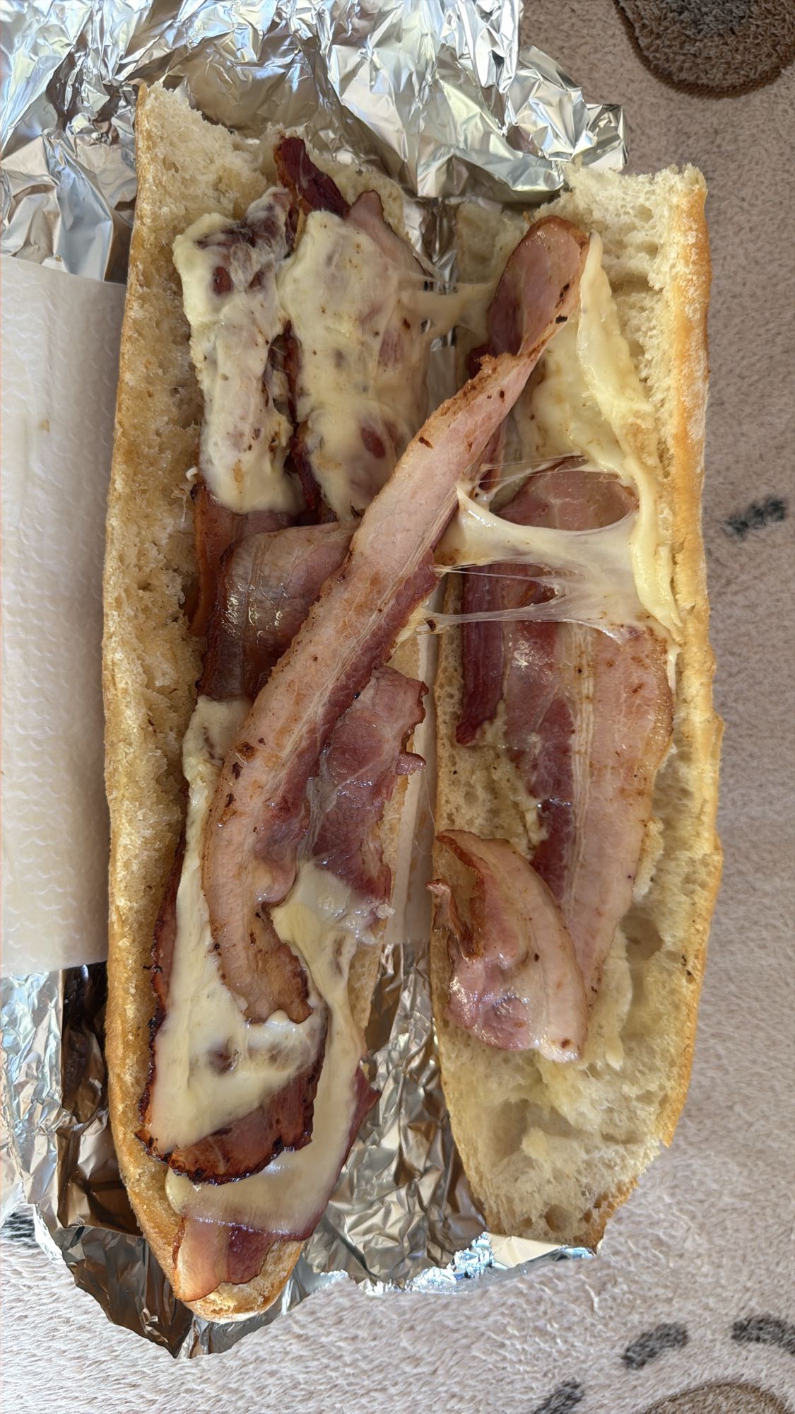 Sandviș cu bacon și cașcaval