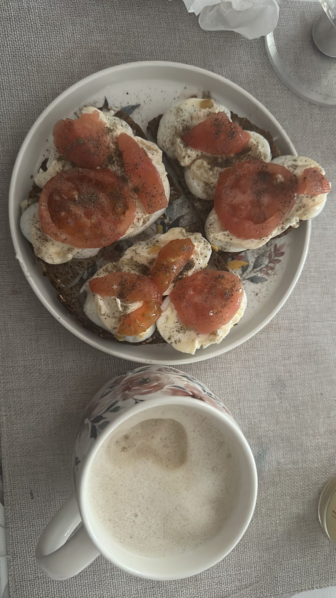 kanapki z jajkiem i kawą