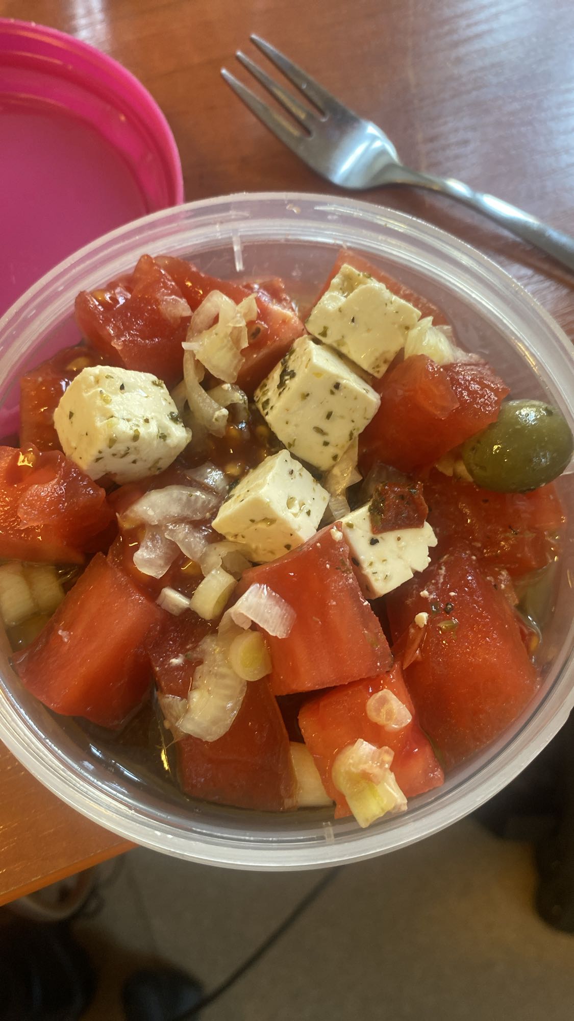 Sałatka z fetą i pomidorem