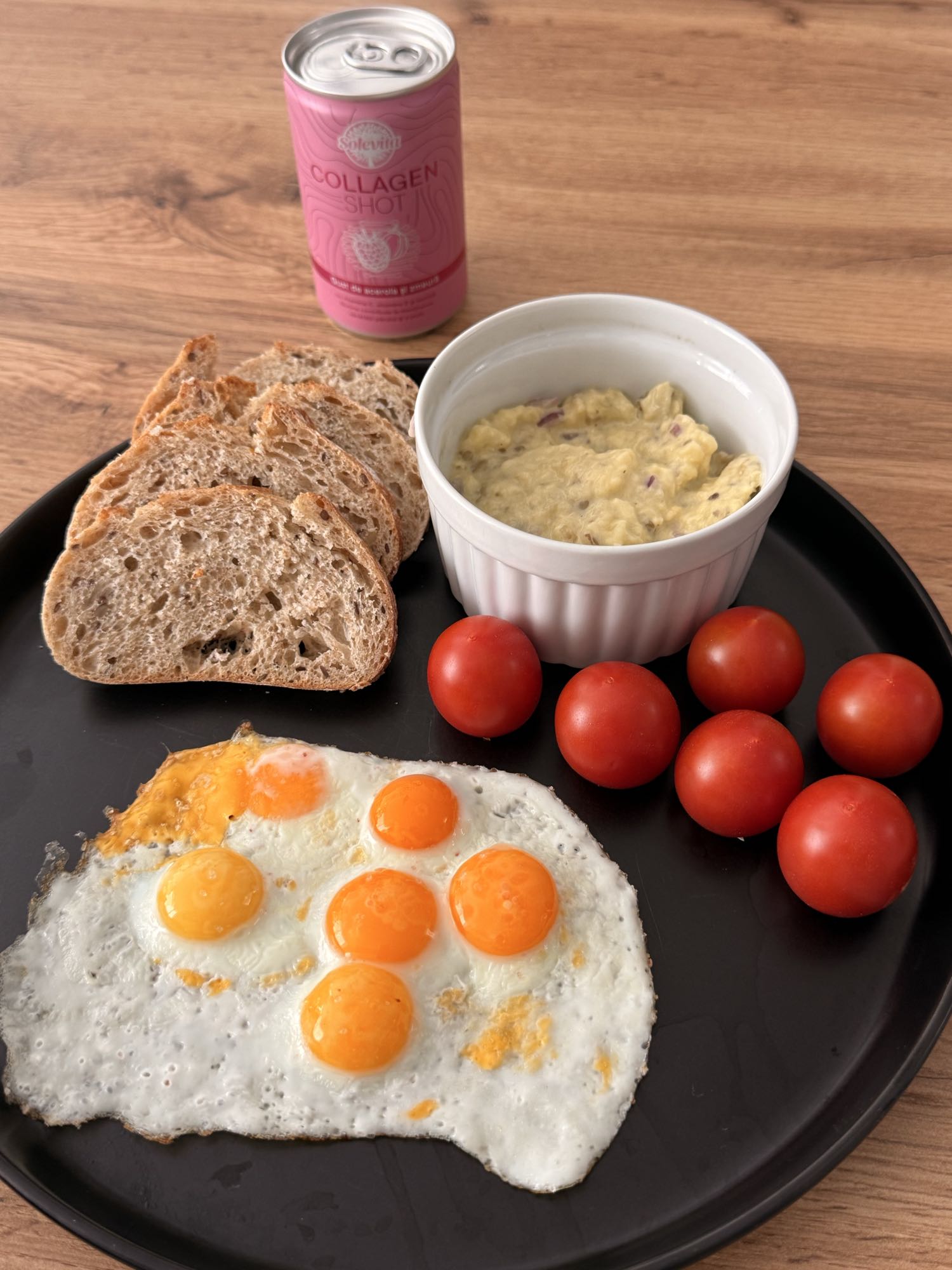 Mic dejun cu ouă și legume