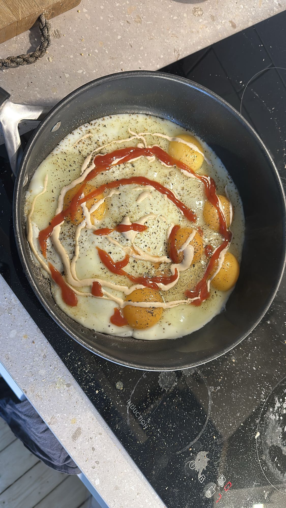 Ägg med ketchup & majonnäs