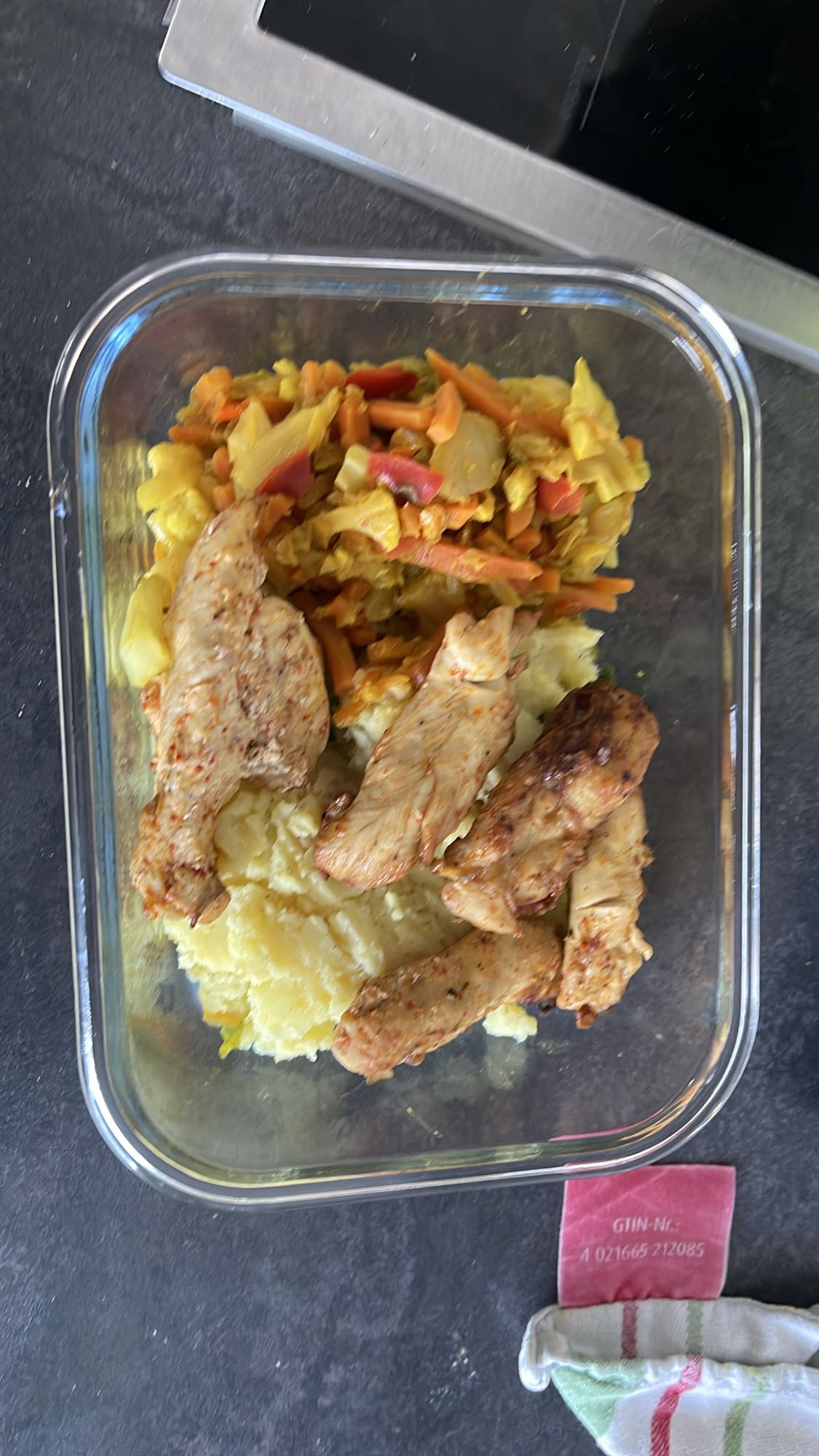 Poulet avec purée et légumes