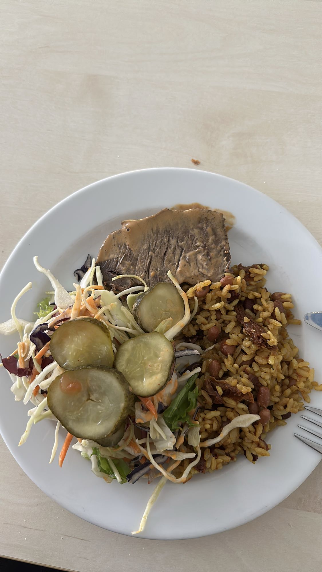 говядина с рисом и салатом