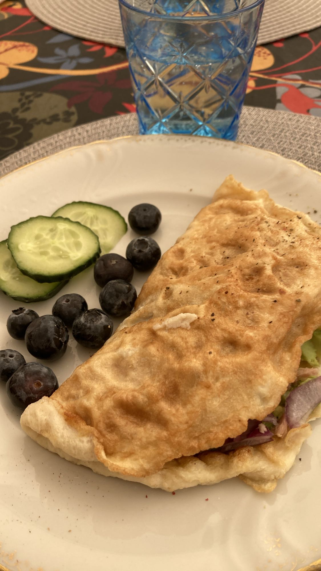 Äggviteomelett med grönsaker och bär