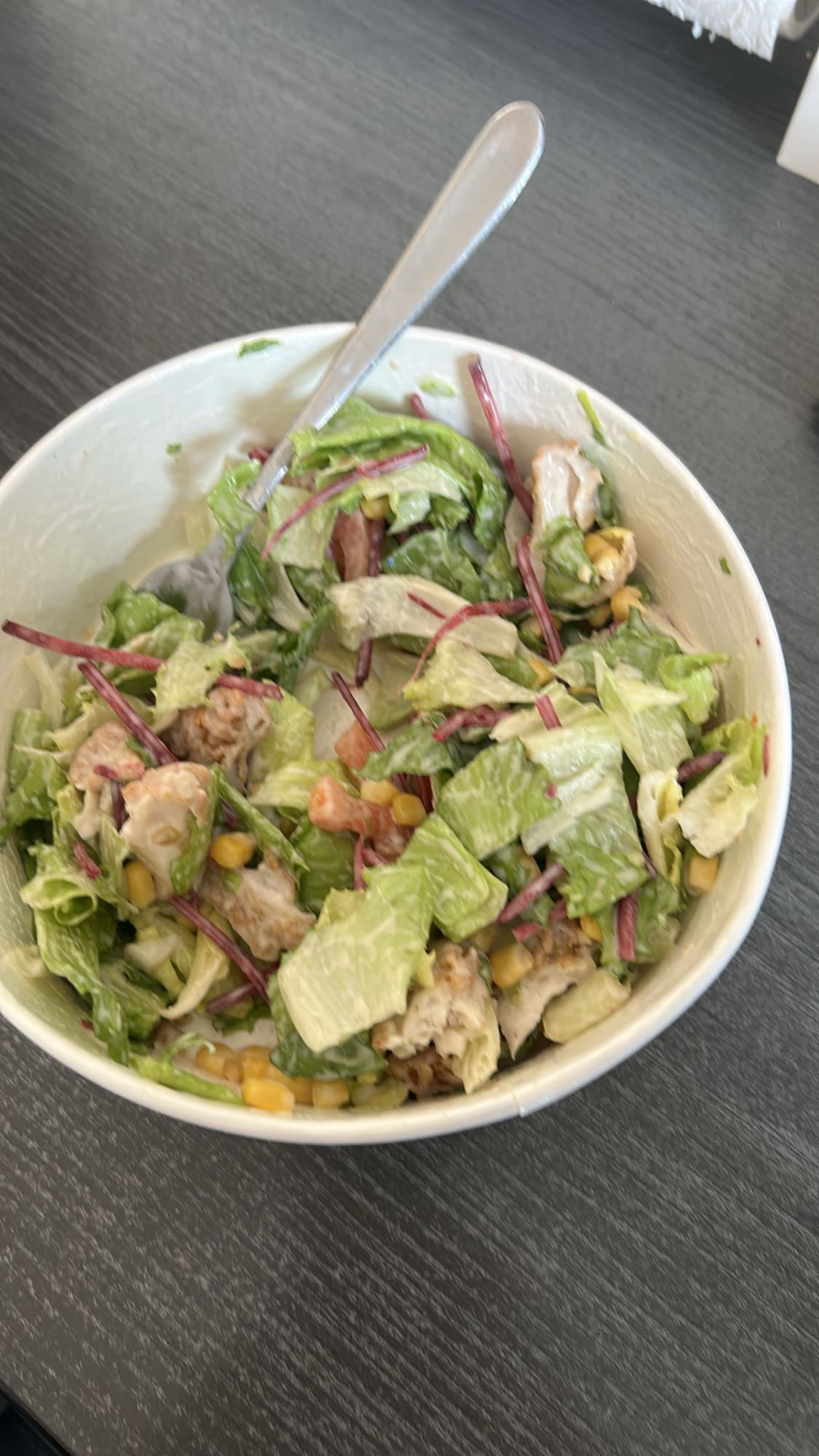 Salată cu pui și porumb