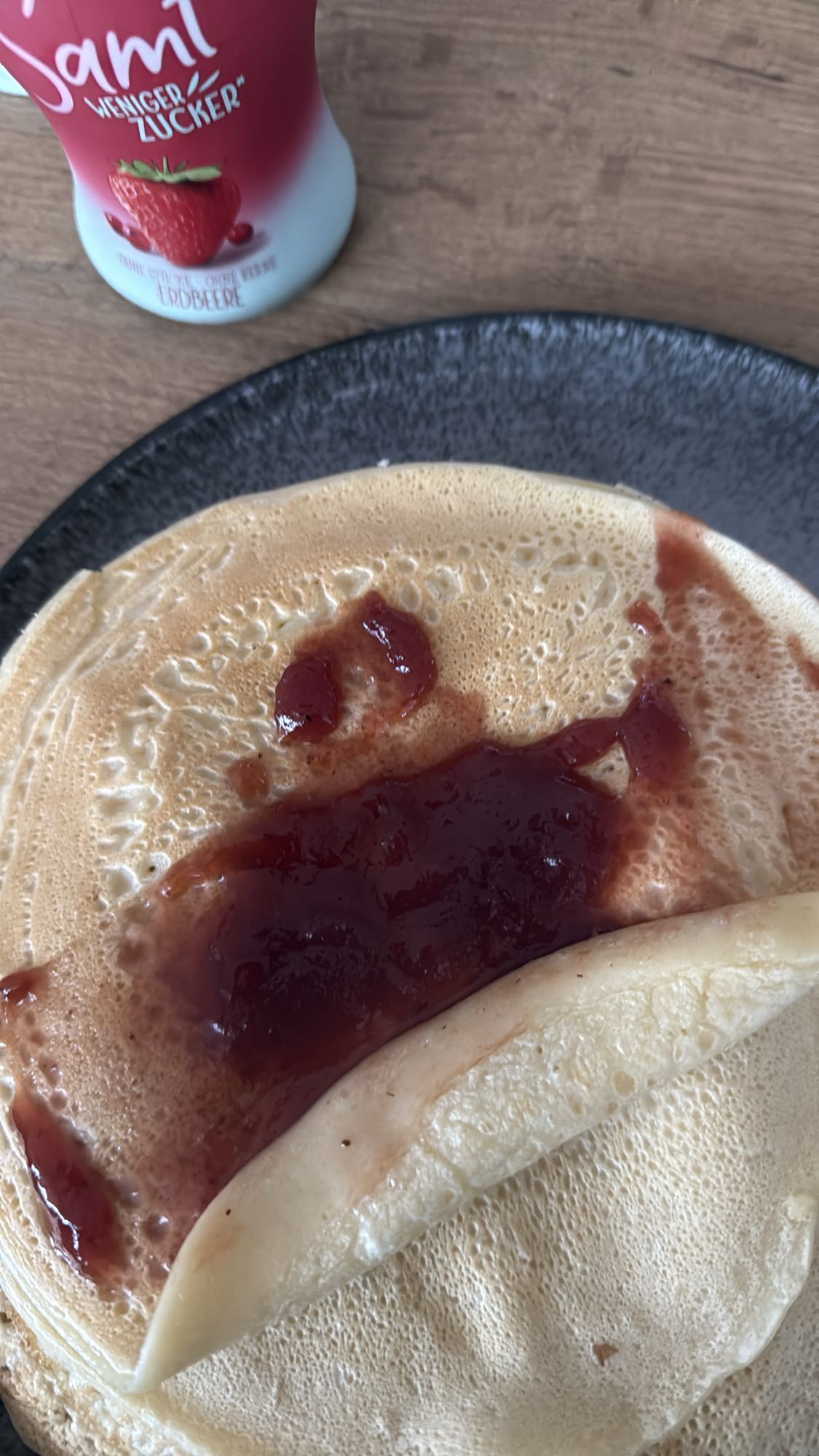 Pfannkuchen mit Erdbeermarmelade