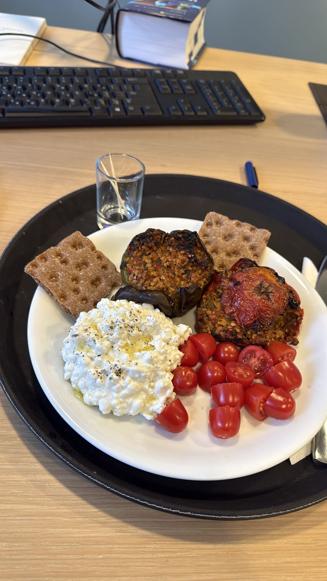 Γεμιστά με cottage και ντομάτα