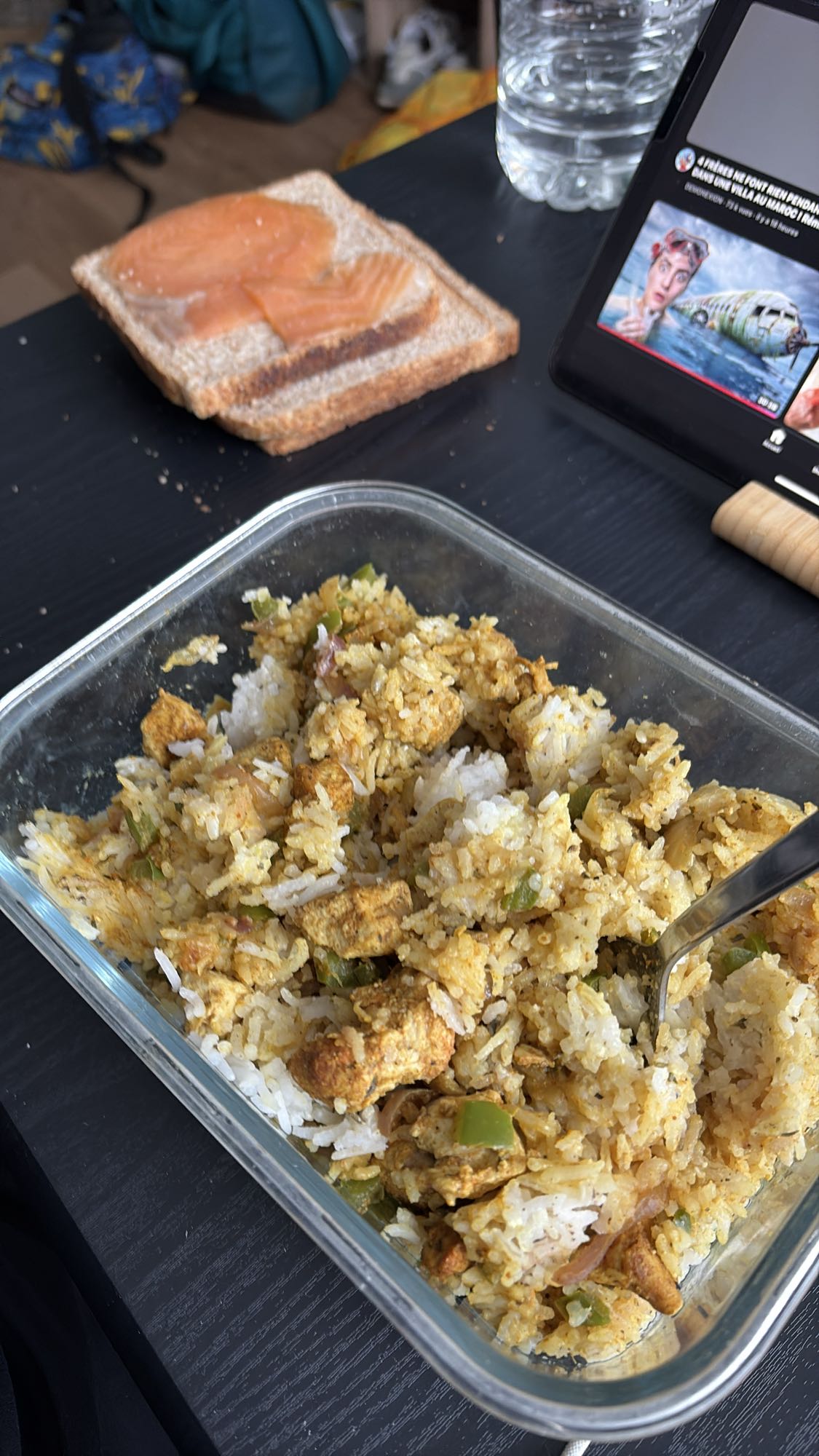 Riz sauté et sandwich saumon