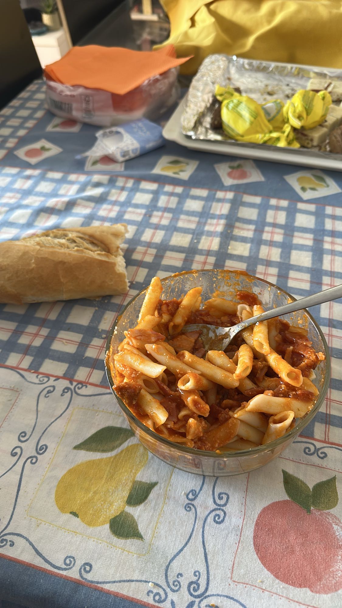 Pasta con salsa y pan
