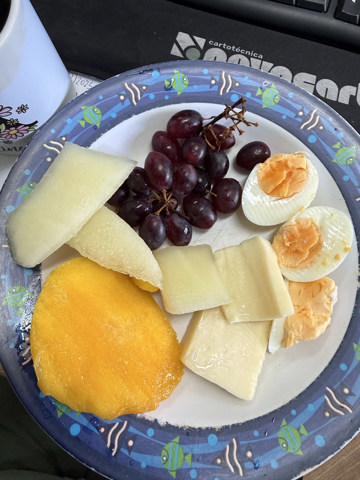 Café da manhã com frutas e ovos