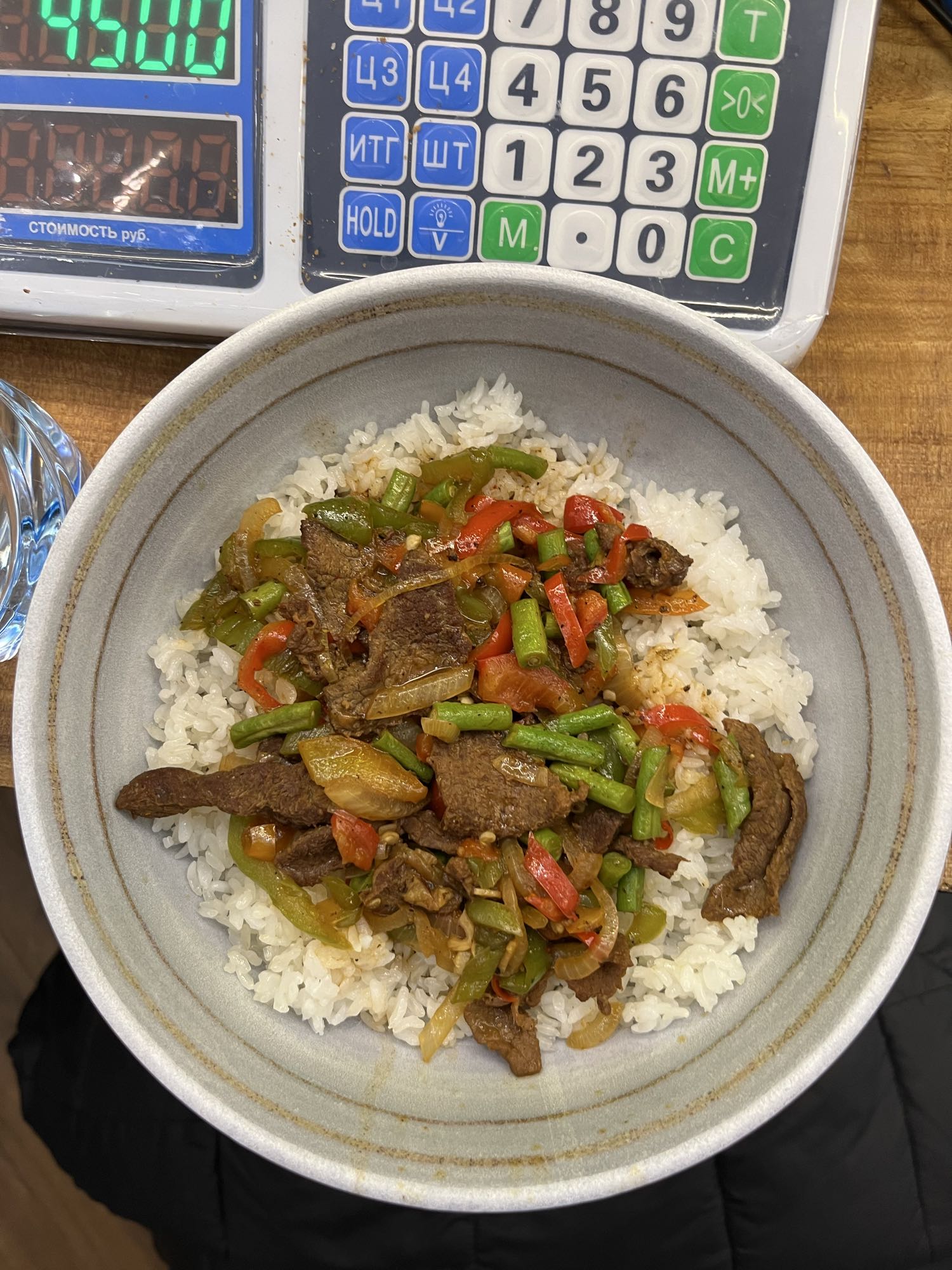 говядина с овощами и рисом