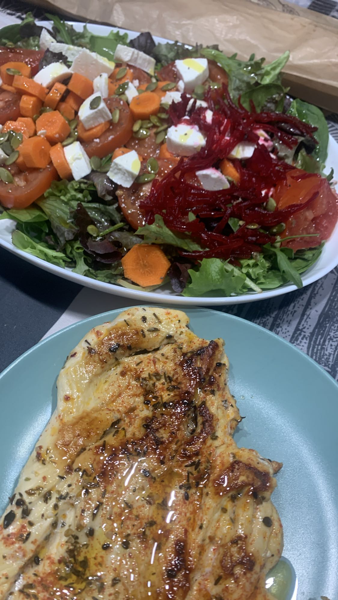 Pollo con ensalada mixta