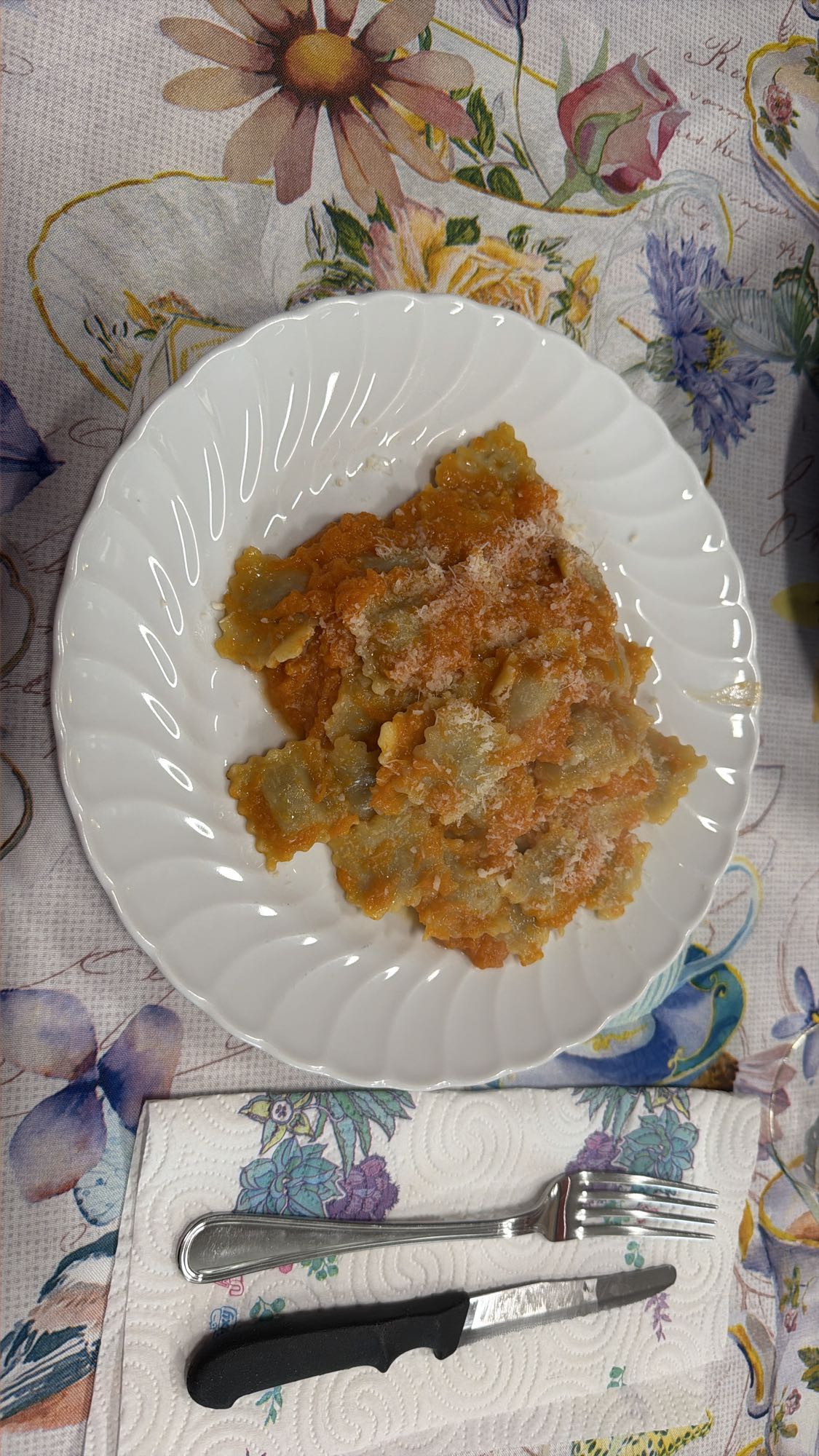 Ravioli con salsa rossa