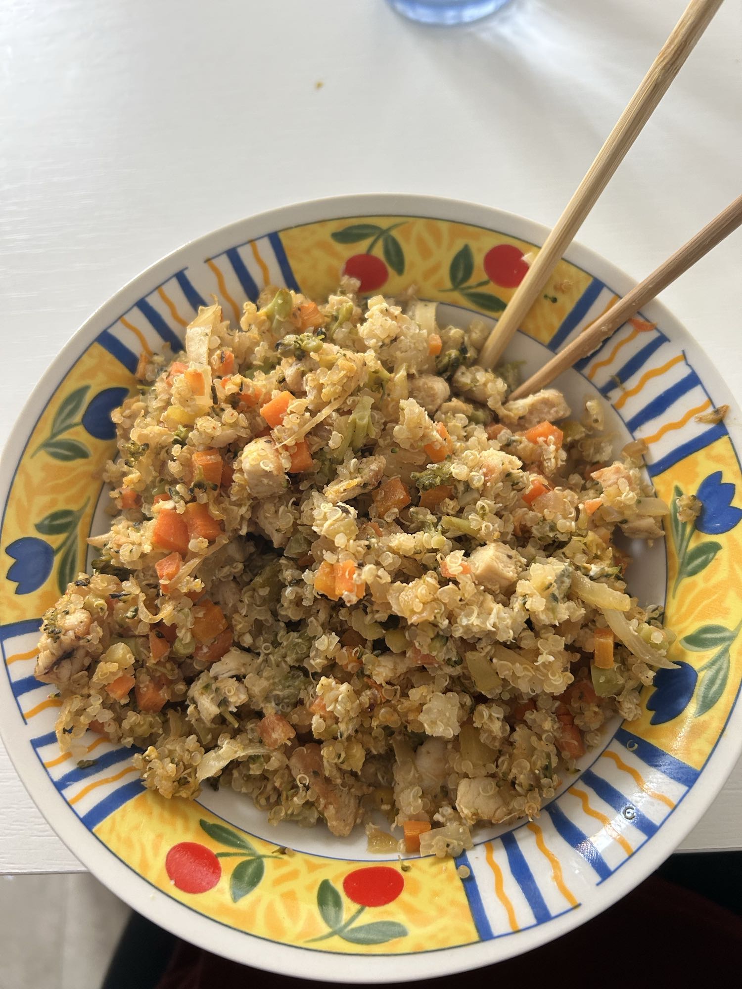 Quinoa casera con pollo, brócoli, zanahoria, y cebolla