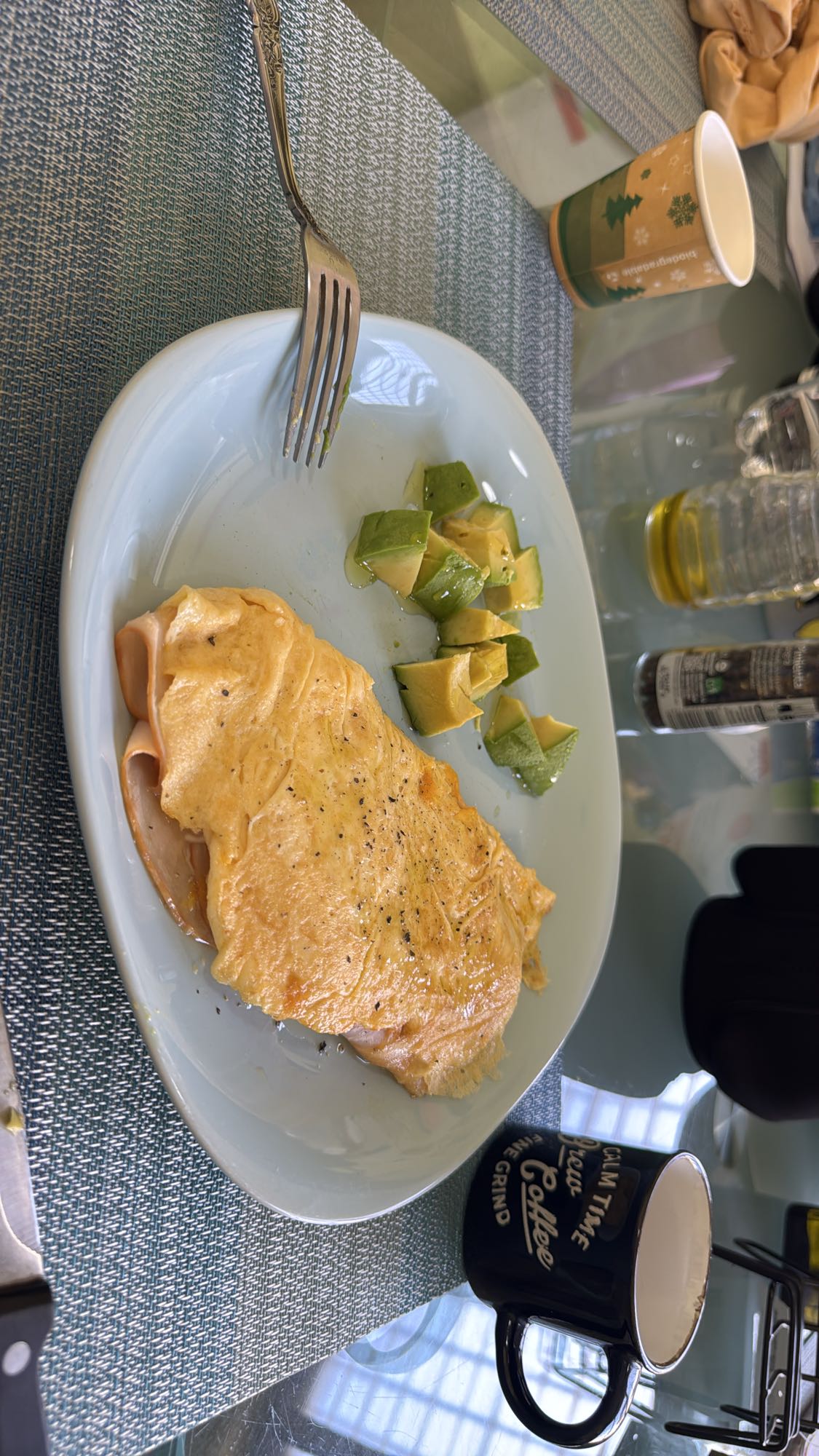 Omelette con pavo y aguacate