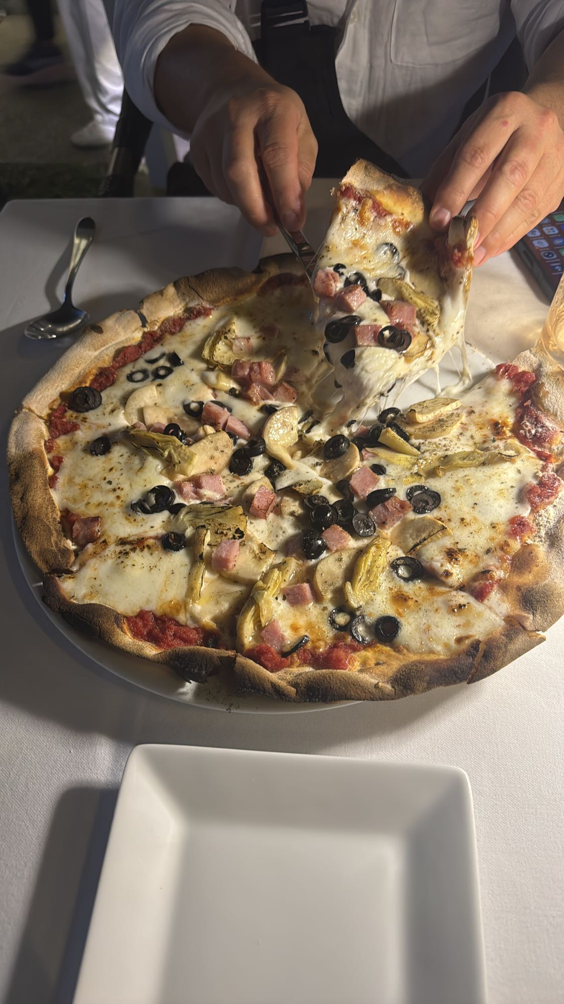 Pizza z warzywami i szynką