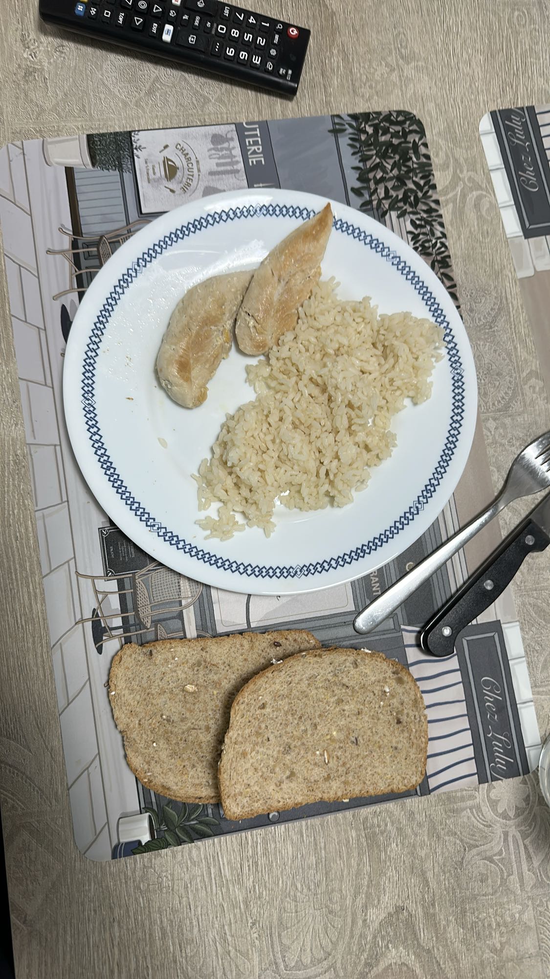 Pollo con arroz y pan