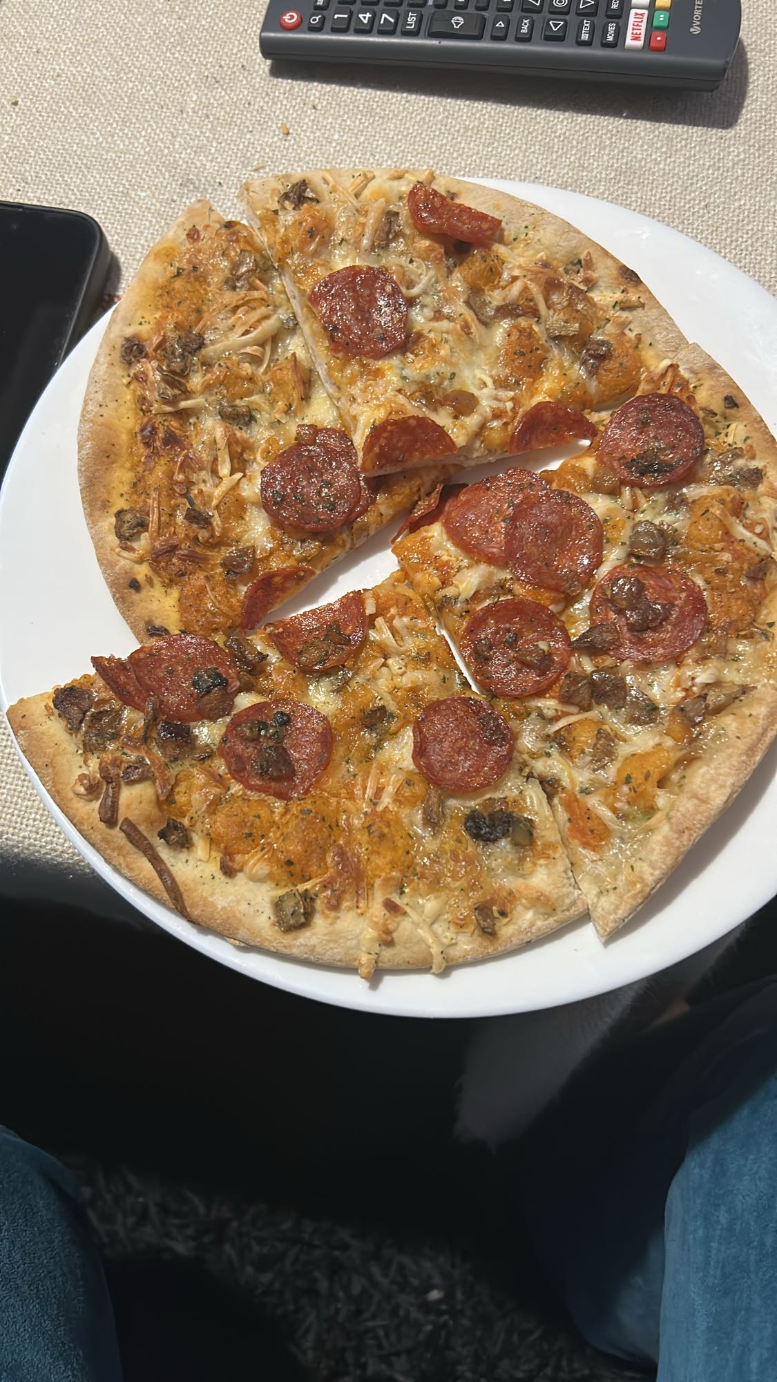 Pizza cu salam și ciuperci