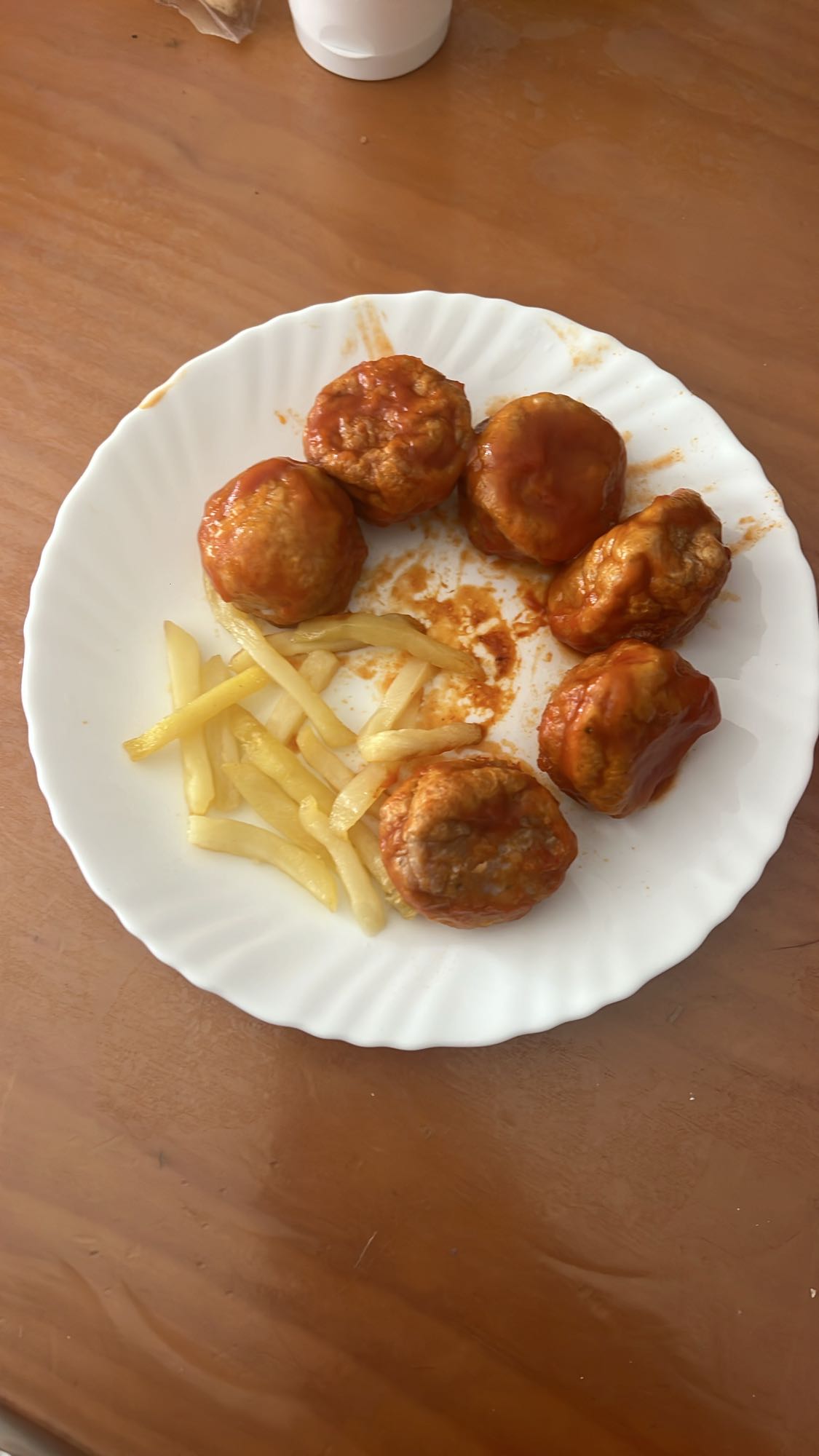 albóndigas con papas fritas
