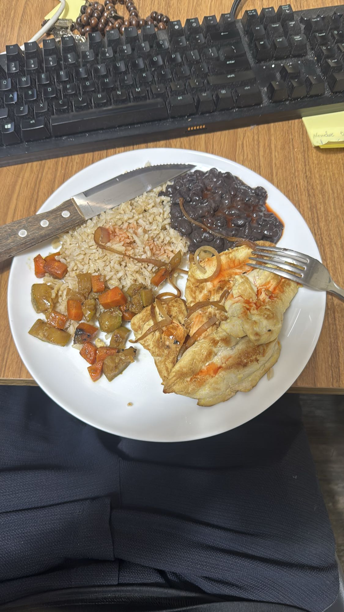 Frango com arroz e legumes