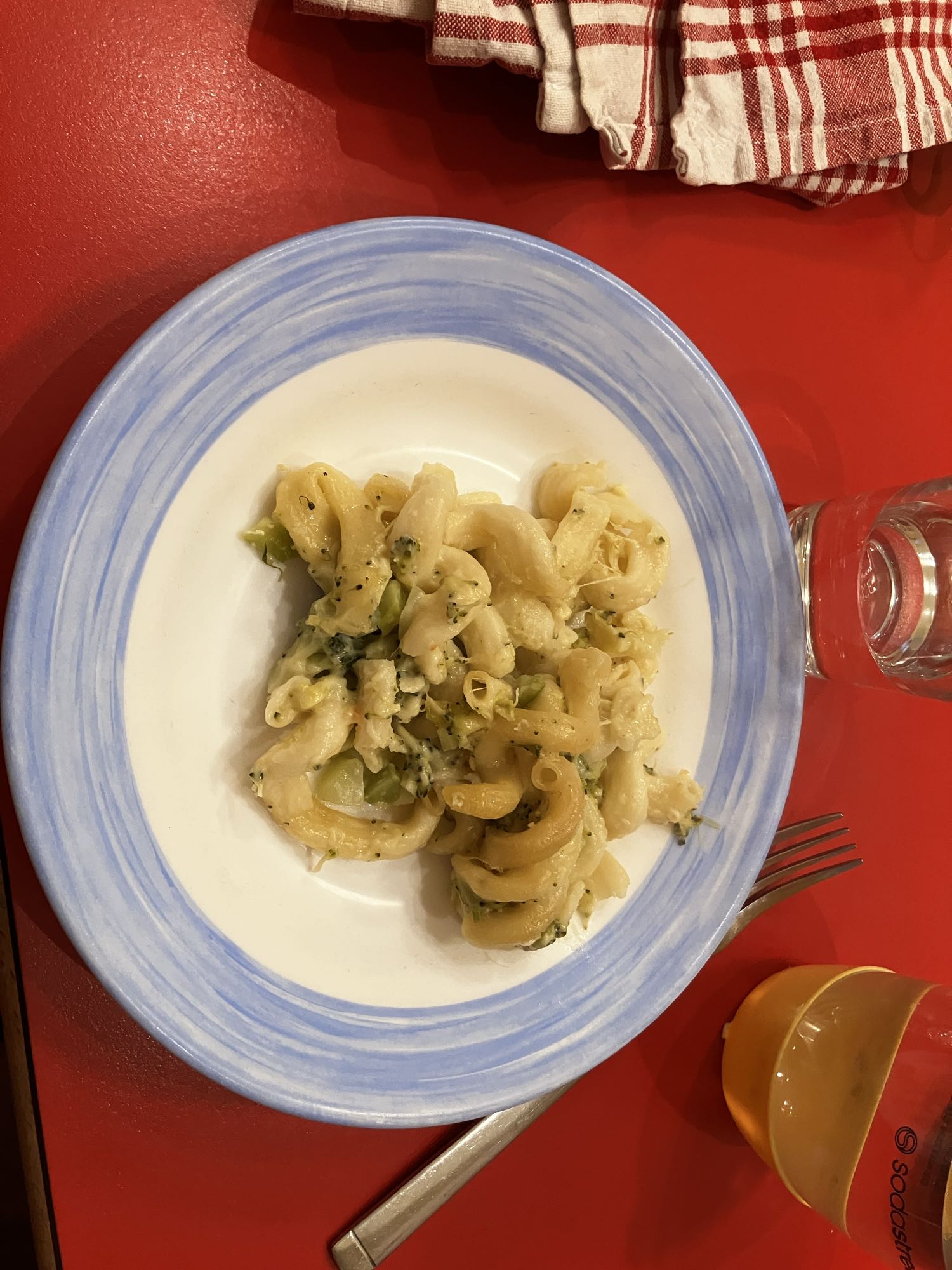 Macarrão com brócolis e queijo
