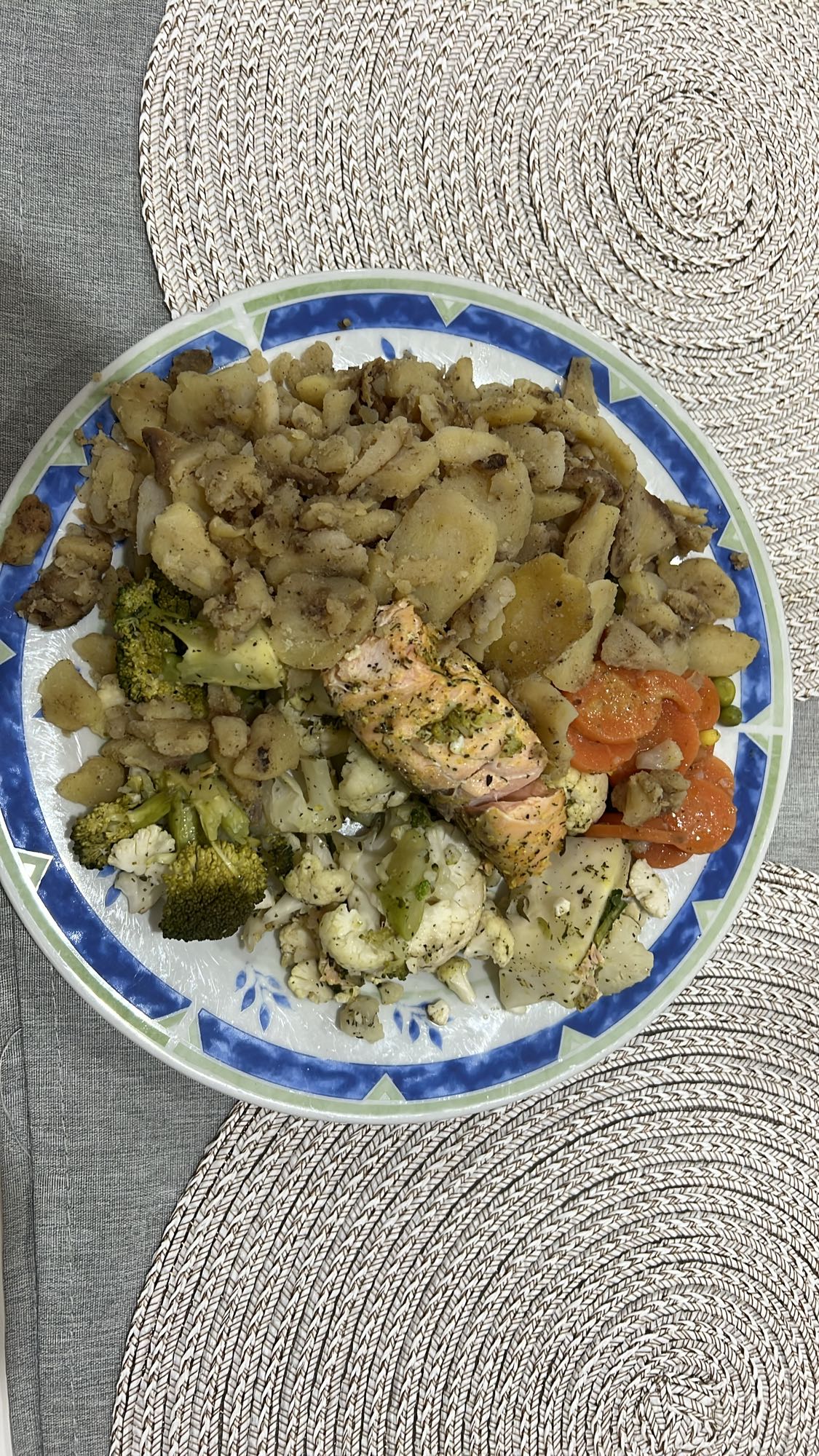 Łosoś z warzywami i ziemniakami