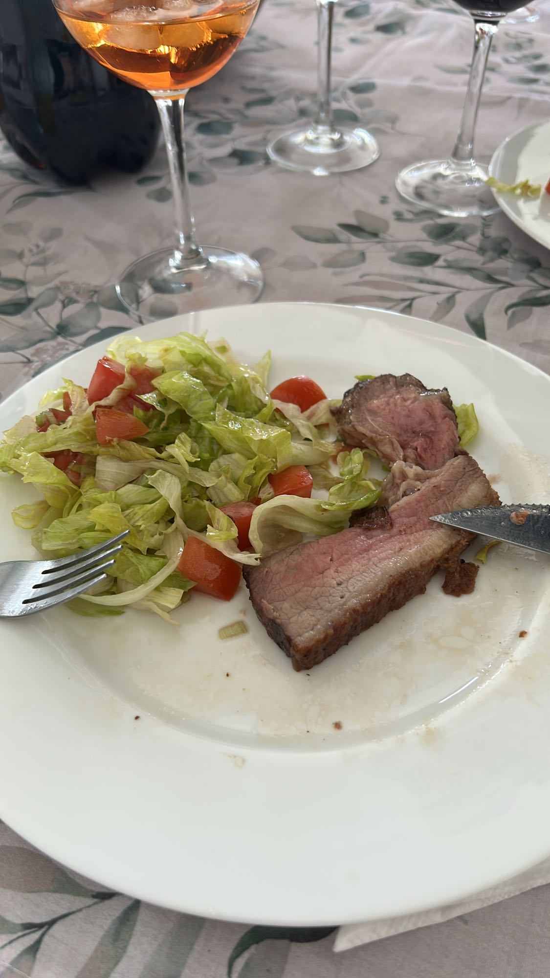 Ensalada y carne asada