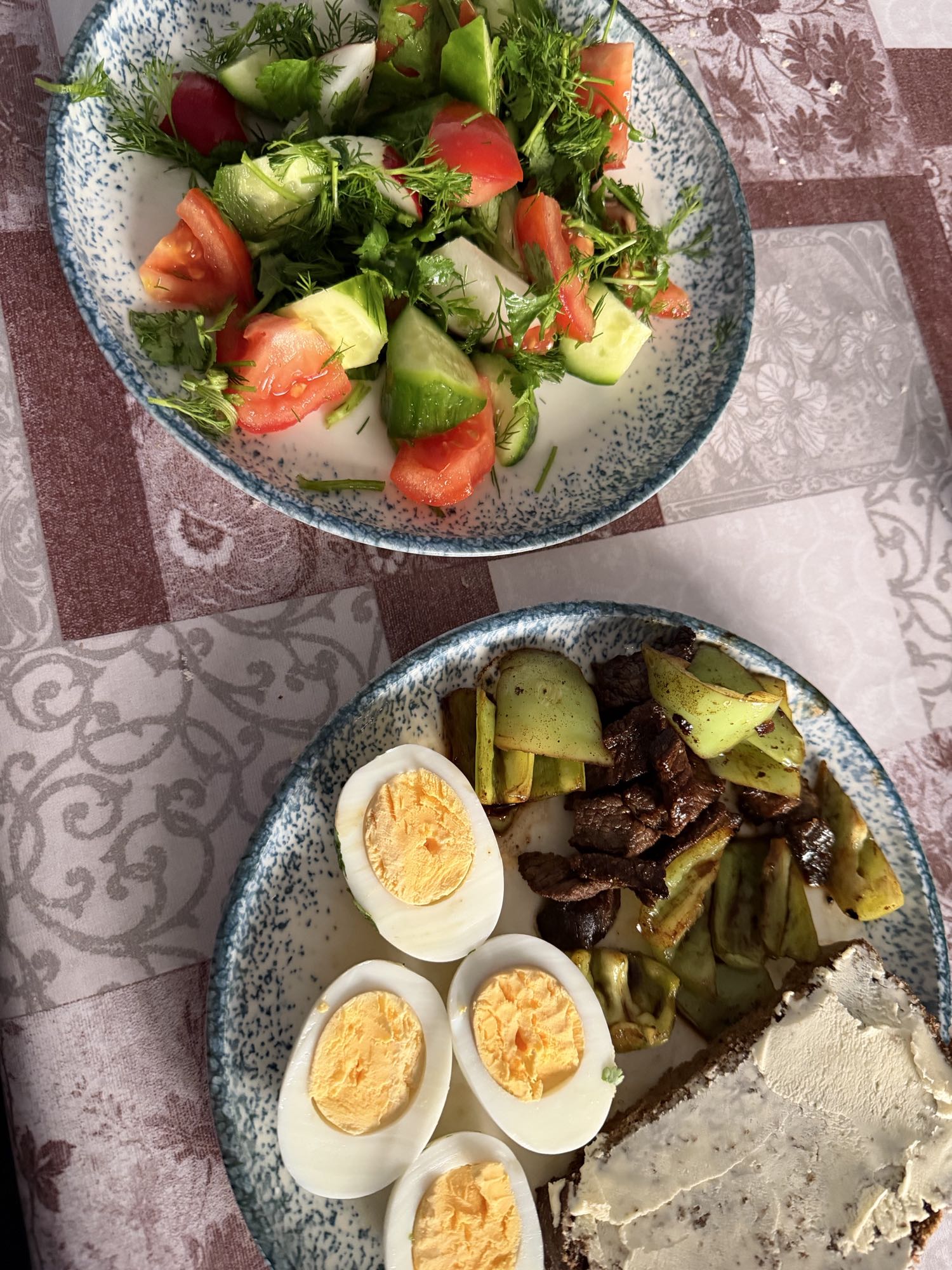 Яйца с салатом и хлебом