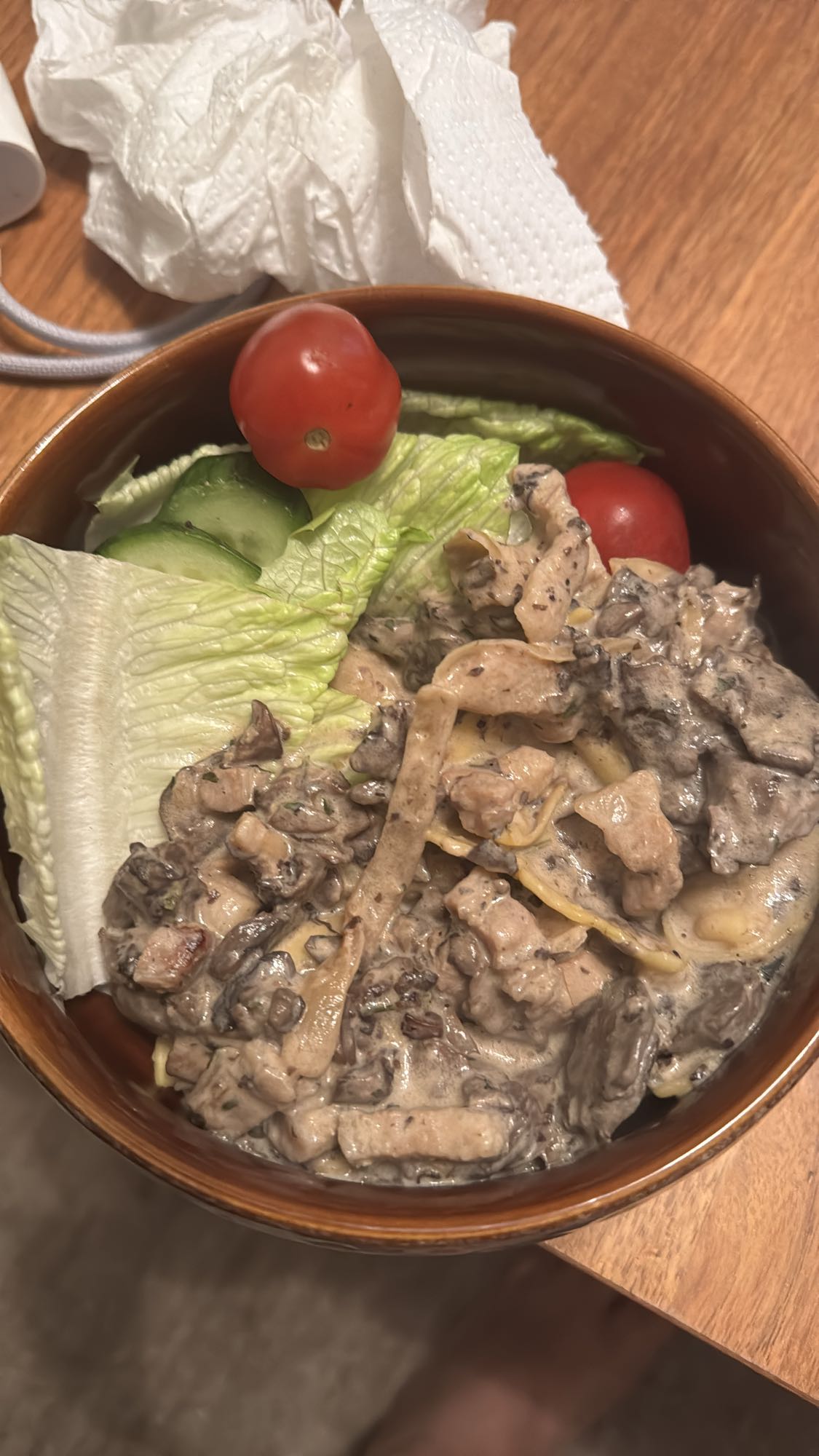 Krämig köttgryta med sallad