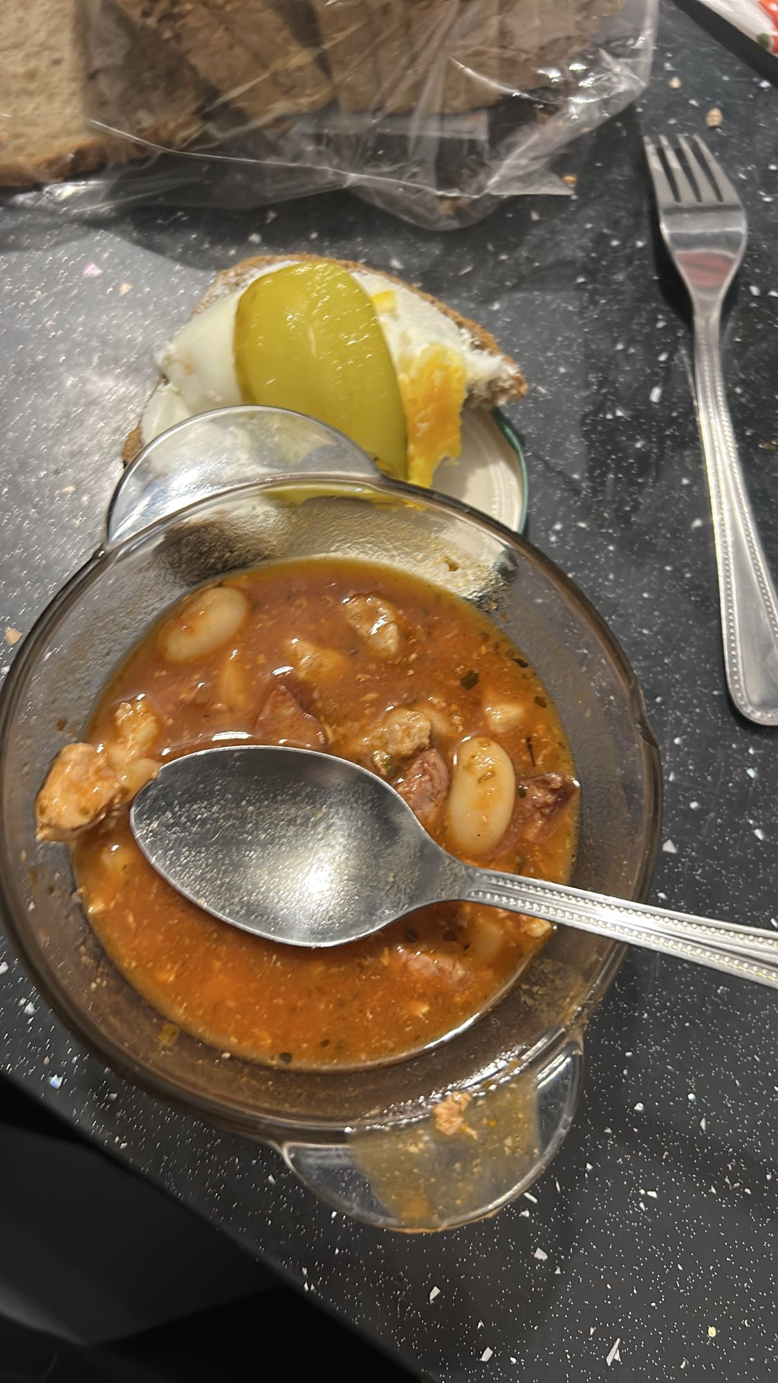 fasolka z chlebem i jajkiem