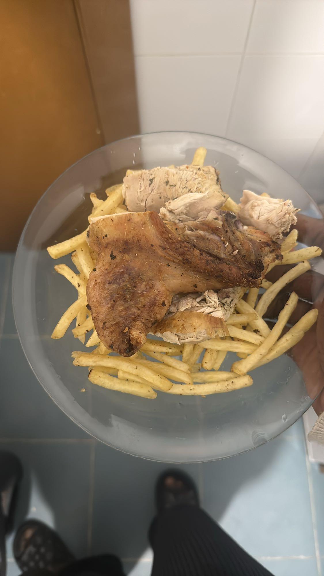 Pollo asado con papas fritas