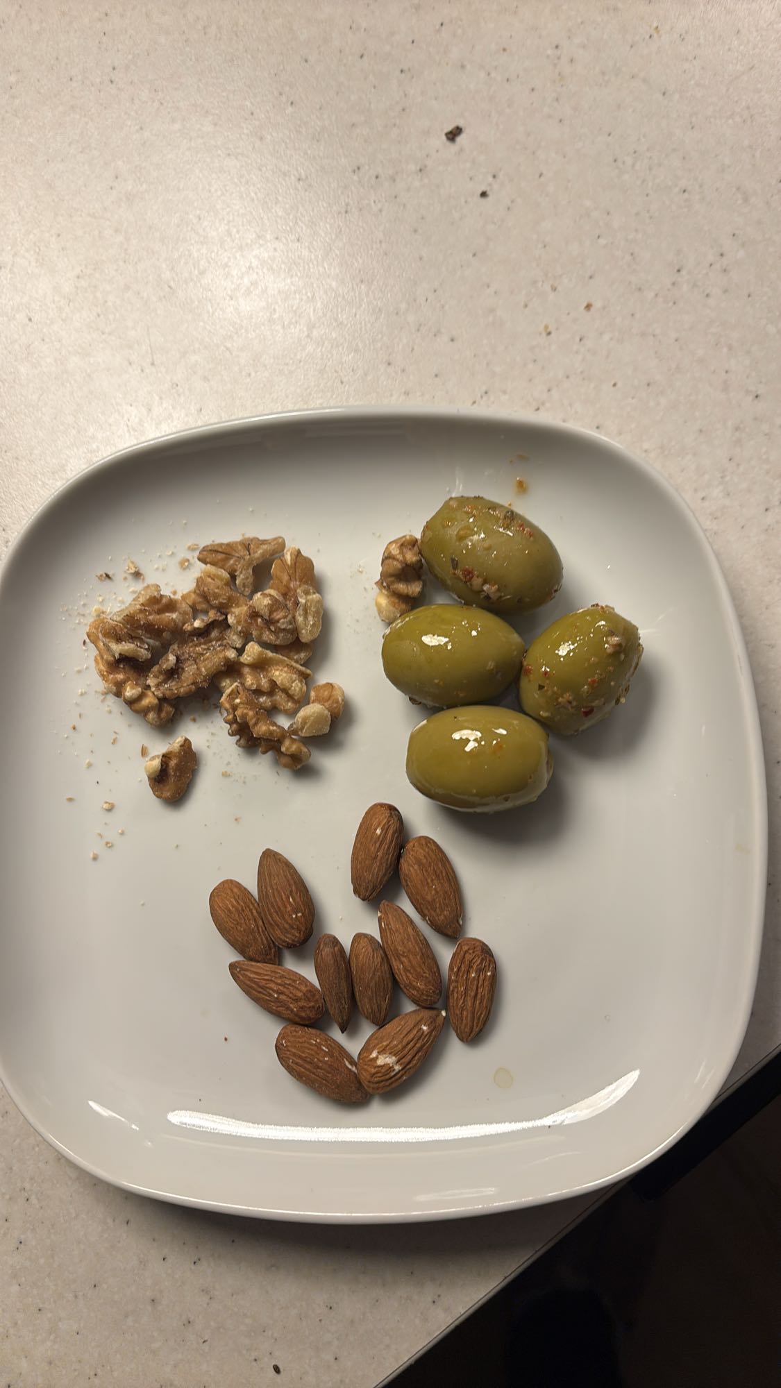 Nøtter og oliven tallerken