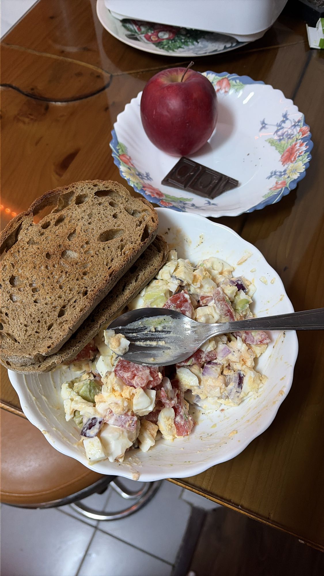 Mic dejun cu ouă, avocado și pâine neagră