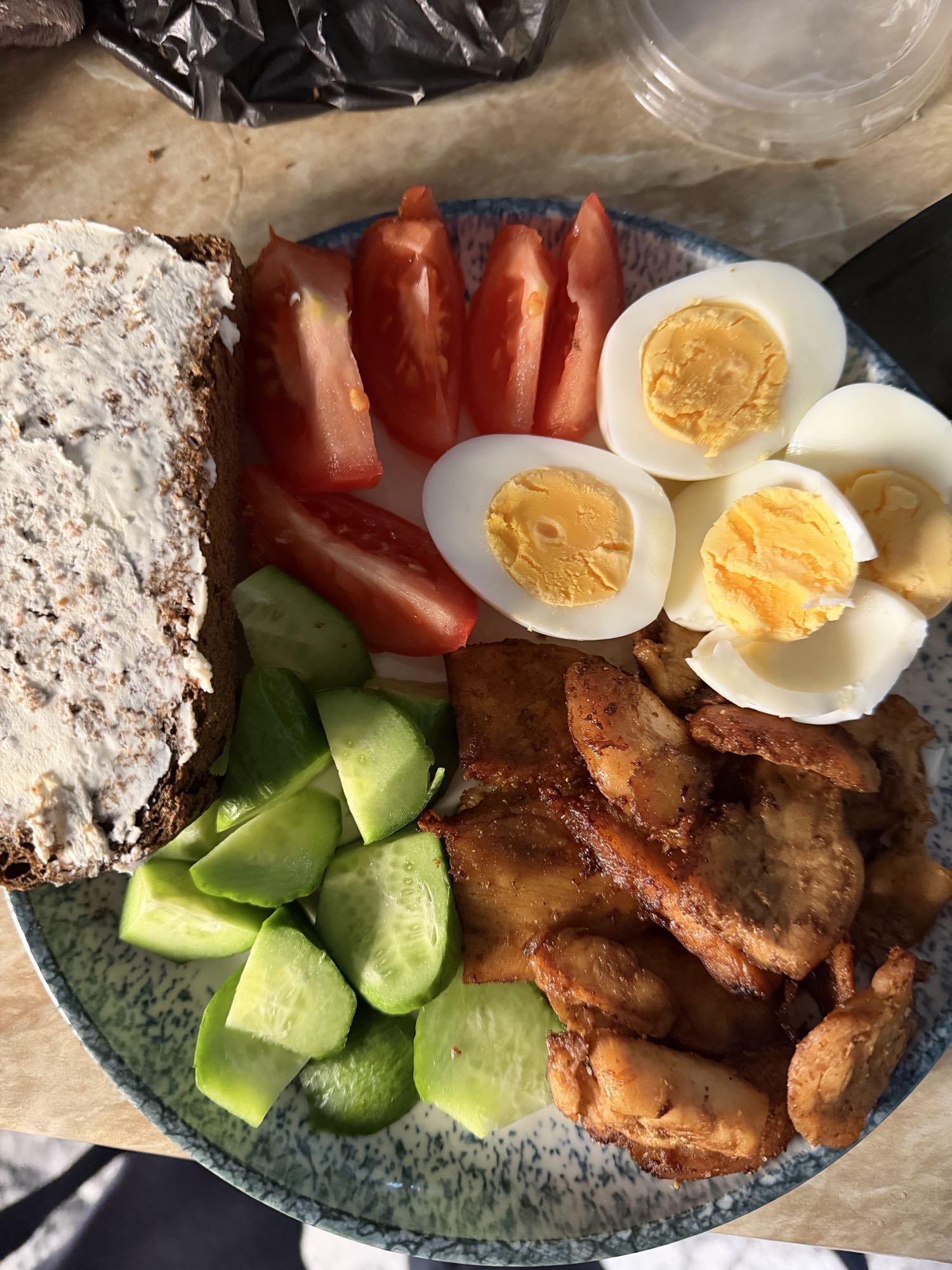 Завтрак с курицей и яйцом