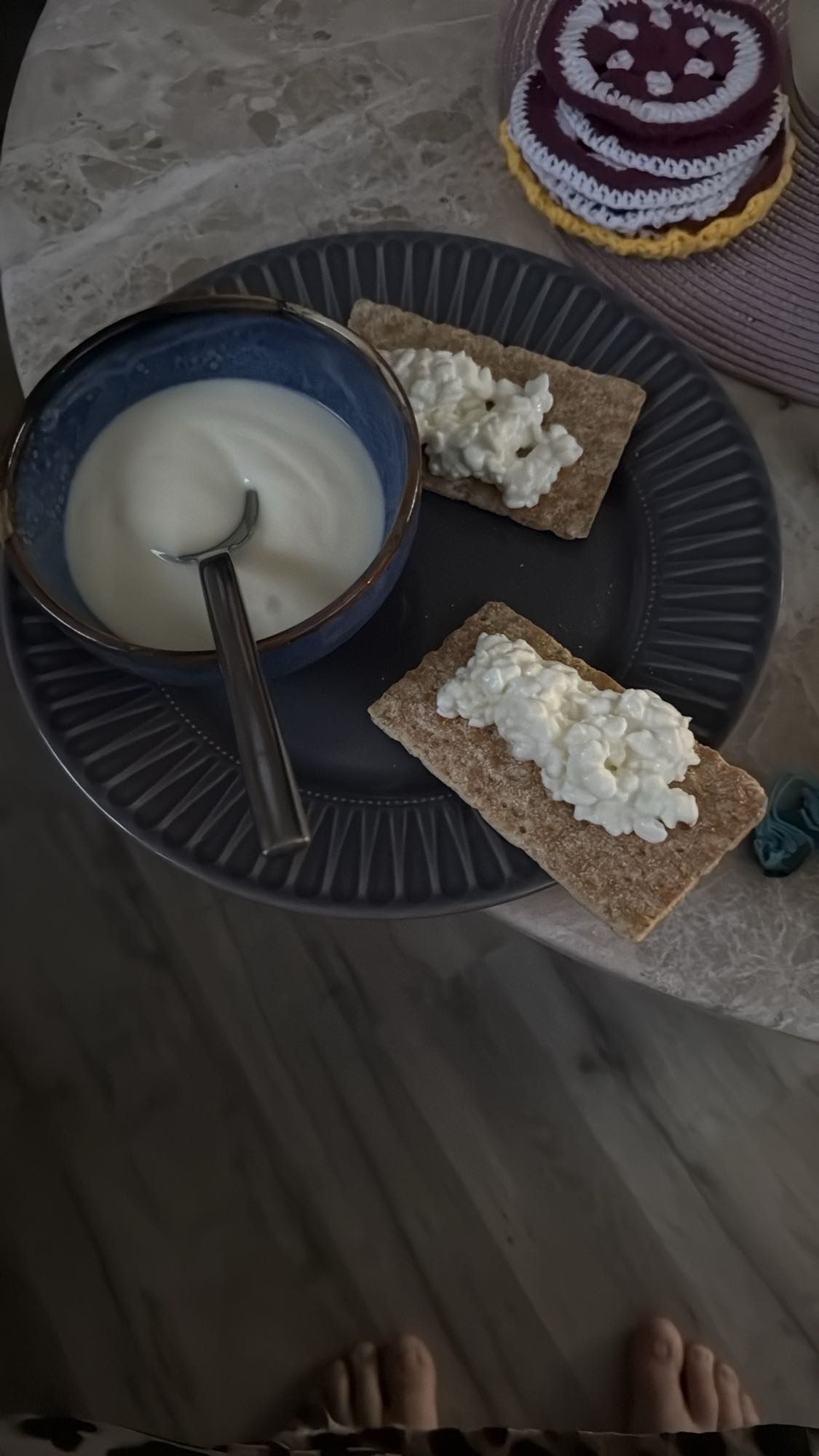 Knäckebröd med keso och yoghurt