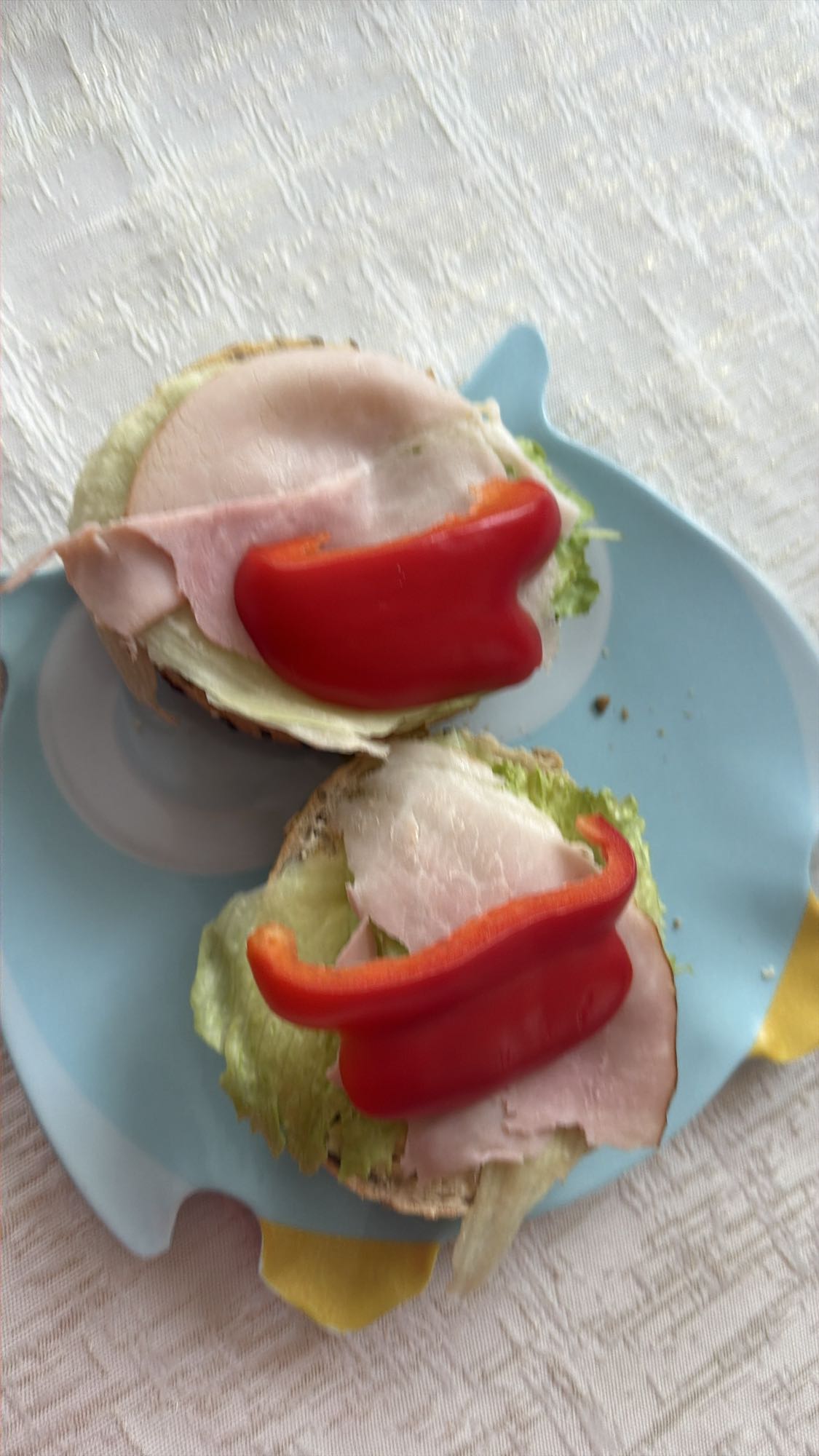 Kanapki z szynką i papryką