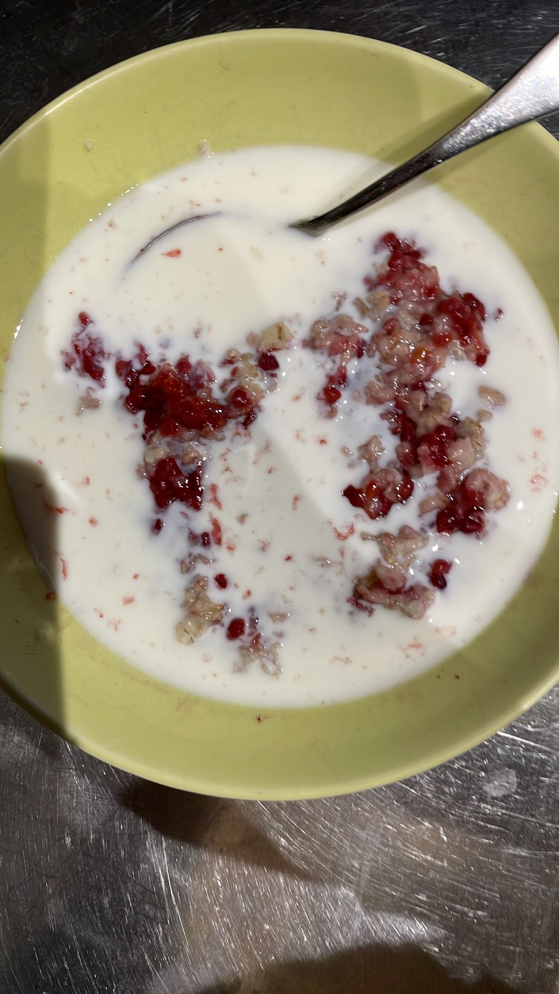 Havregrynsgröt med mjölk och hallon