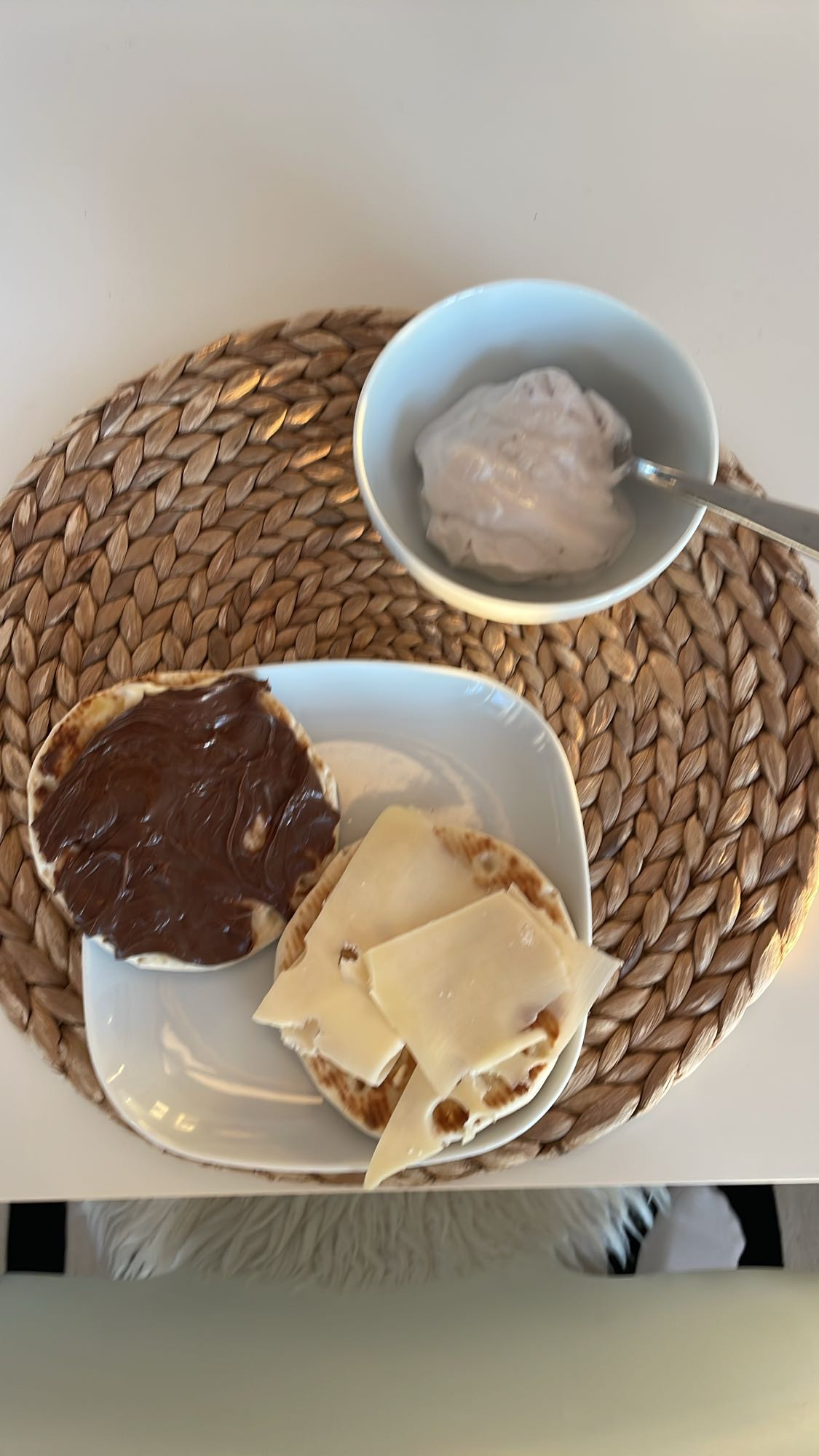 Frukost med mackor och yoghurt