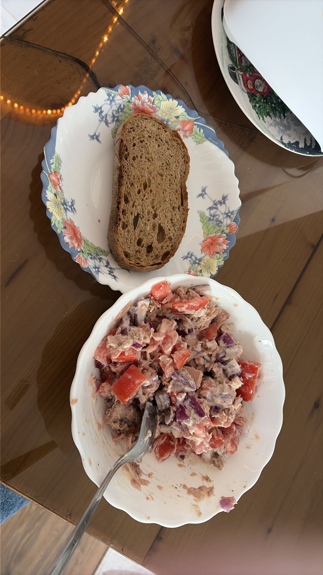 Salată de ton cu iaurt și pâine neagră