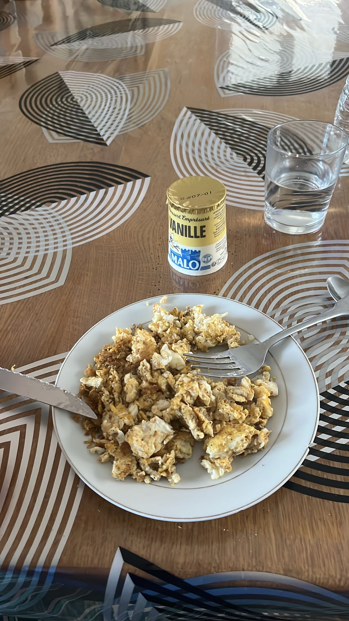 Oeufs brouillés et yaourt