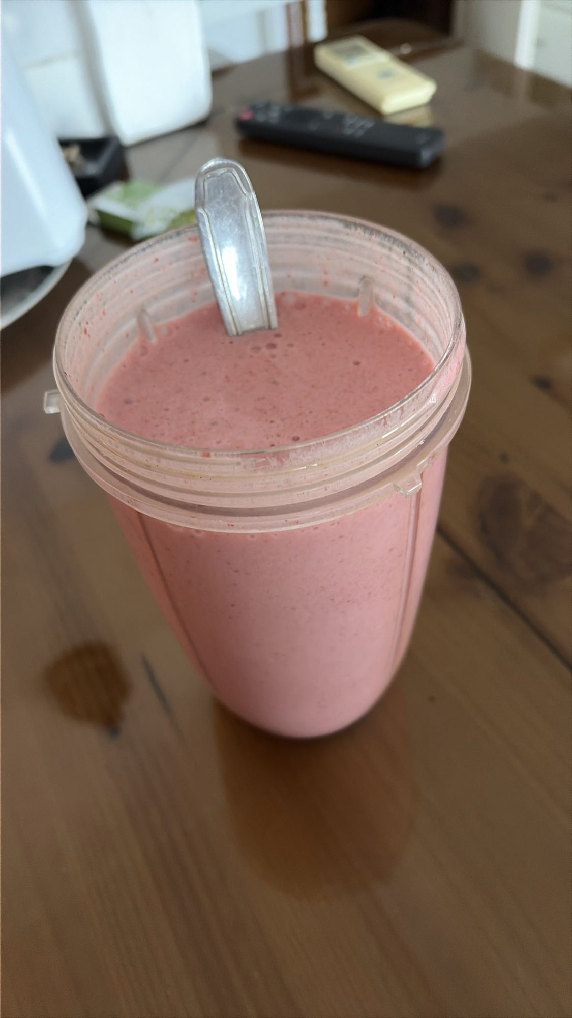 Smoothie proteic cu banană și căpșuni