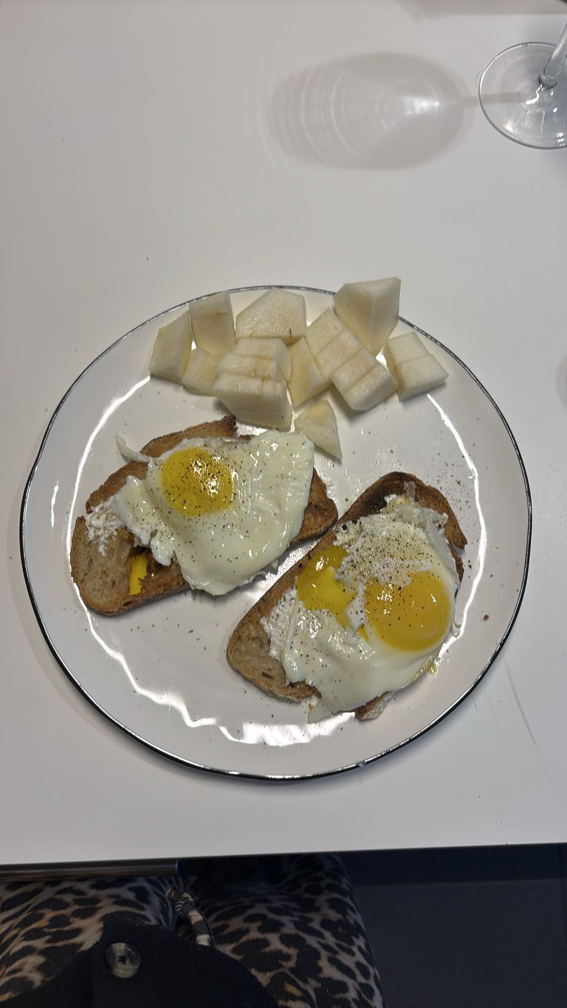 Oeufs sur pain & poire