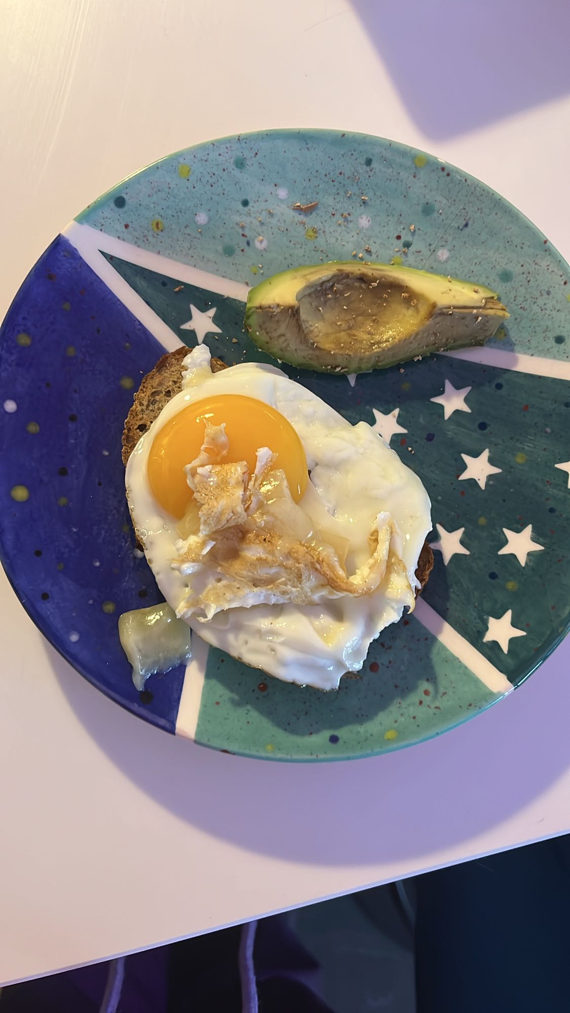 Oeuf sur pain et avocat