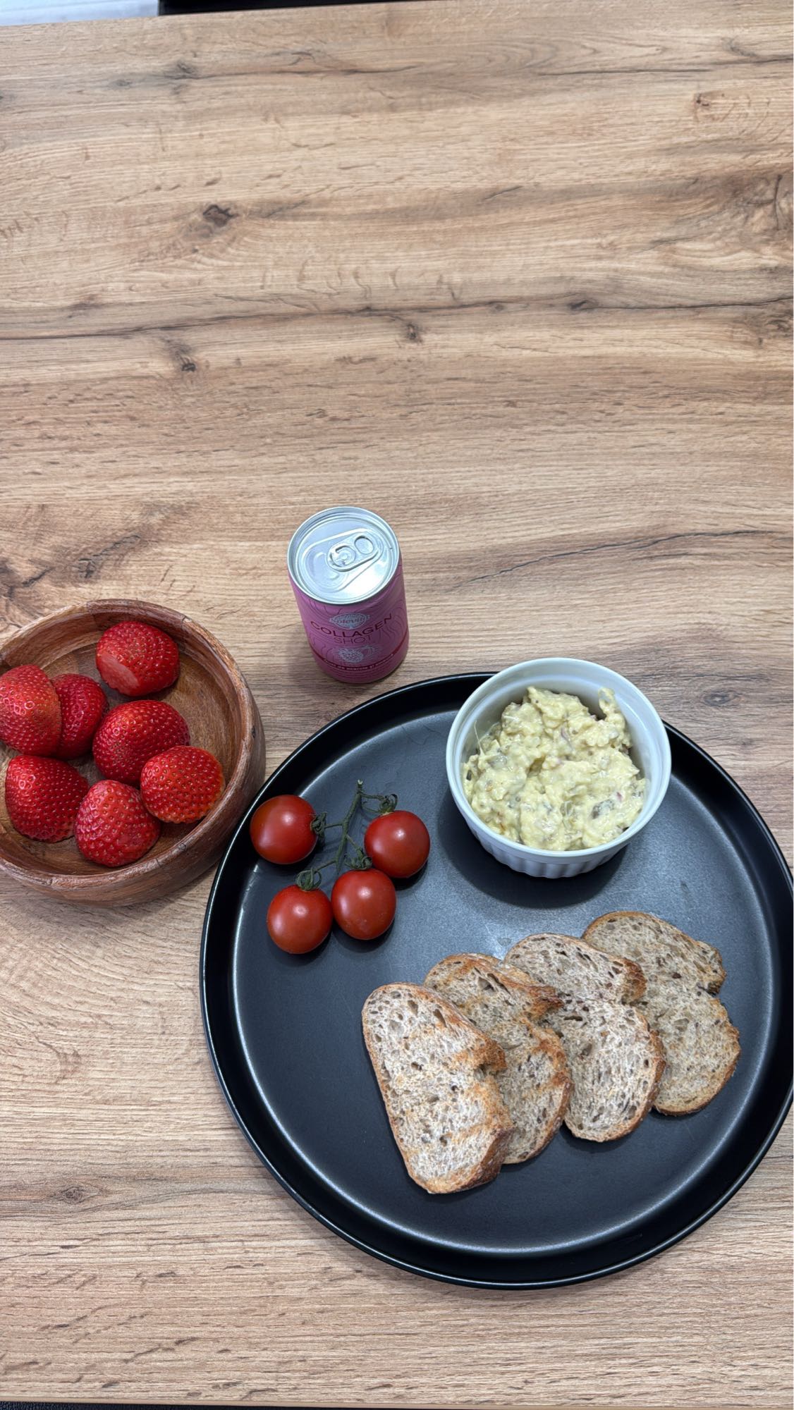 Mic dejun cu ou, paine si fructe